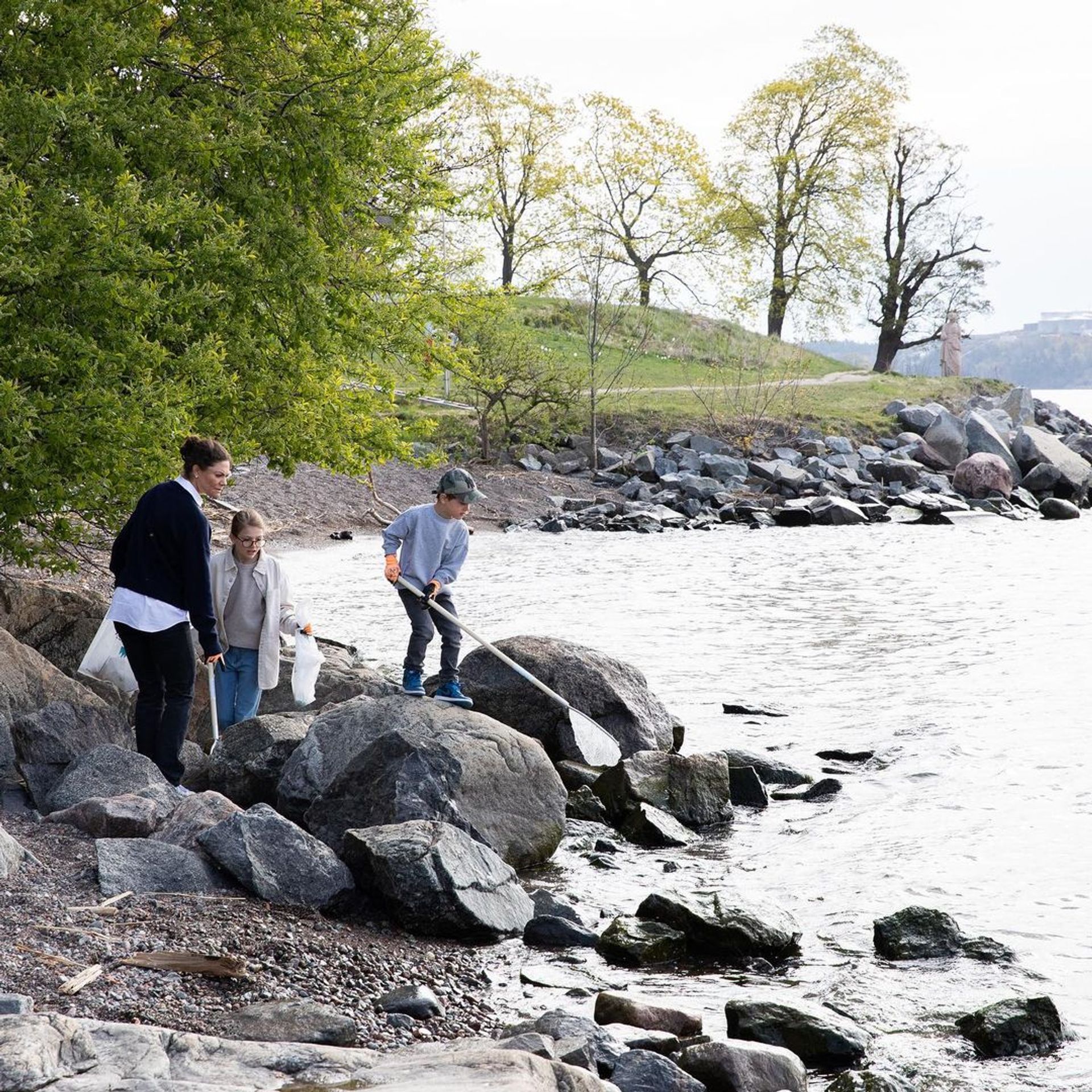 De Zweedse kroonprinses Victoria en haar kinderen prinses Estelle en prins Oscar in 2022 langs de oever van het eiland Djurgården
