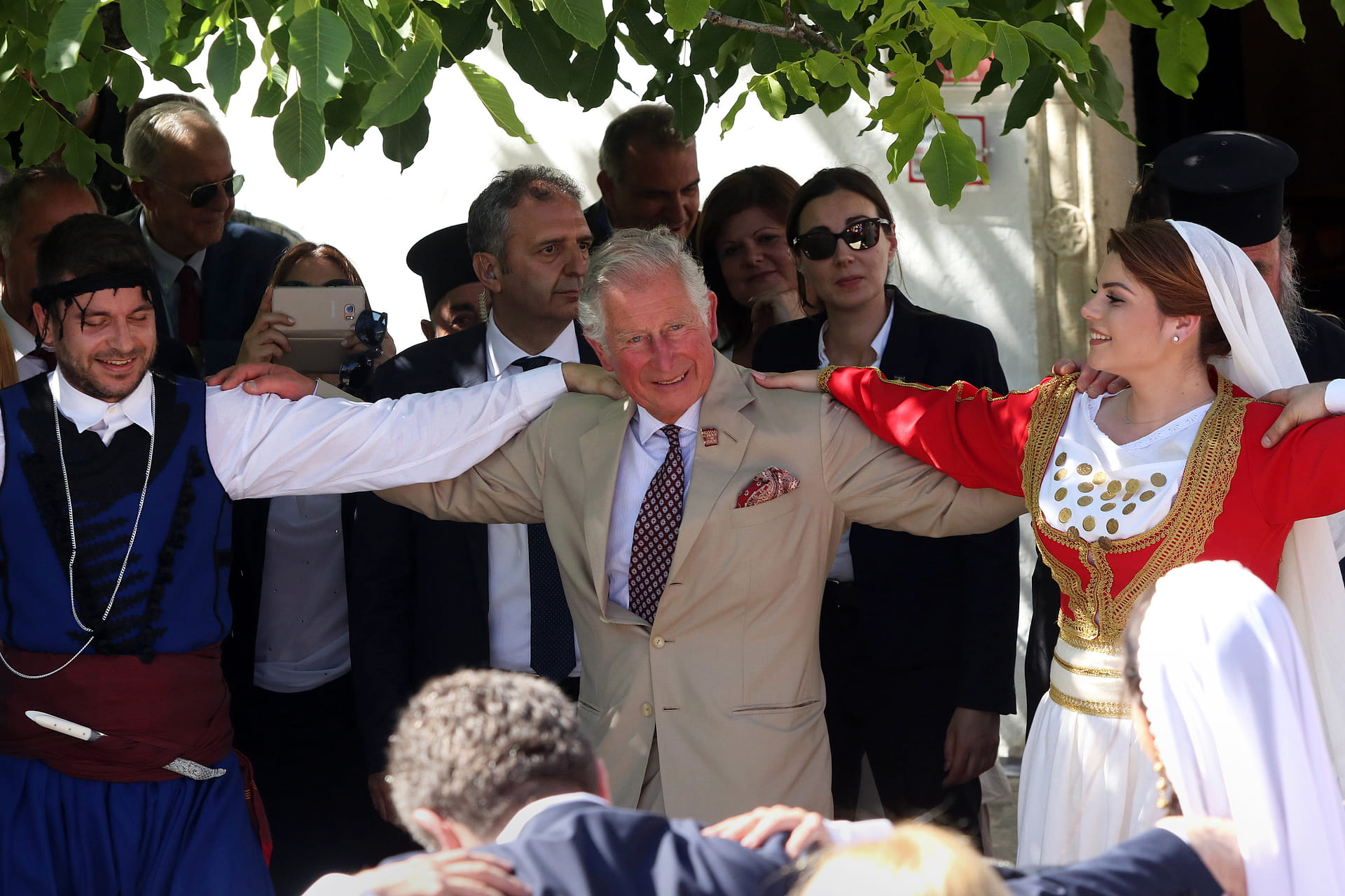 Op het Griekse eiland Kreta vermaakt Charles zich prima met een lokaal bekende dans, 2018.