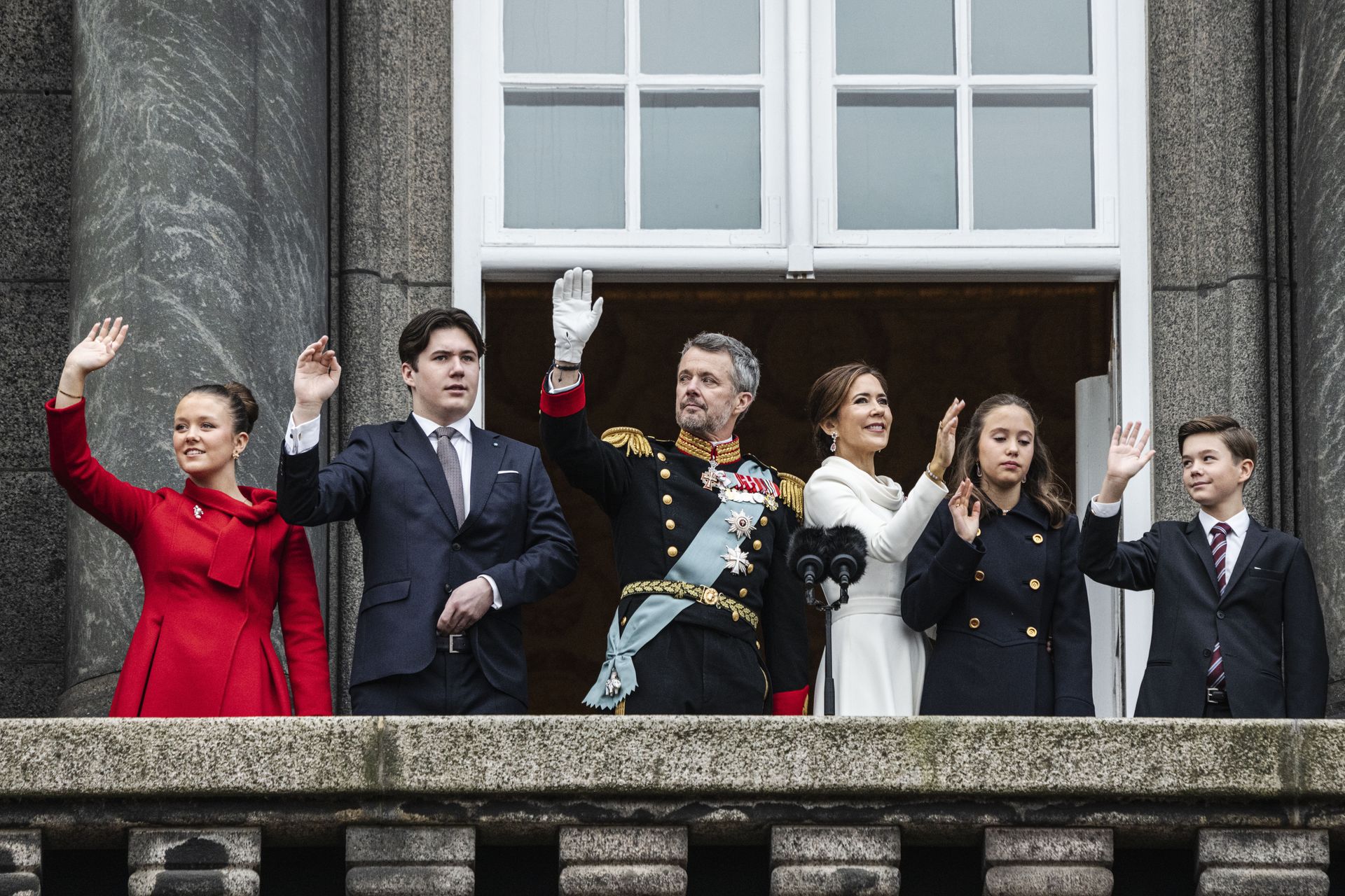 Koning Frederik, koningin Mary, kroonprins Christian, prinses Isabella, prins Vincent en prinses Josephine staan samen op het balkon.