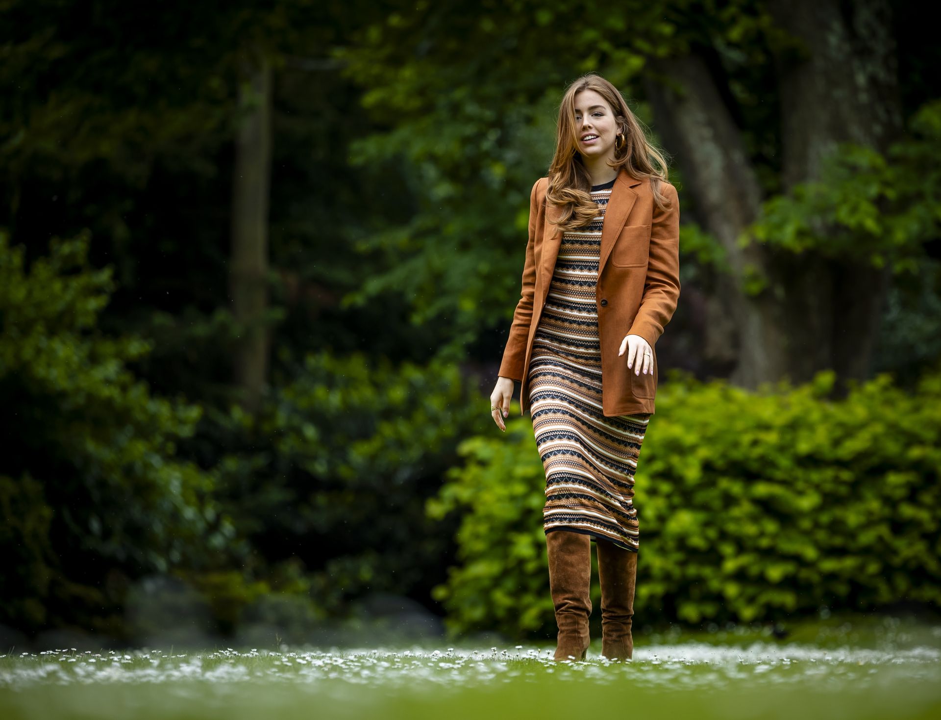 Prinses Alexia showt haar herfstgekeurde outfit tijdens de fotosessie.