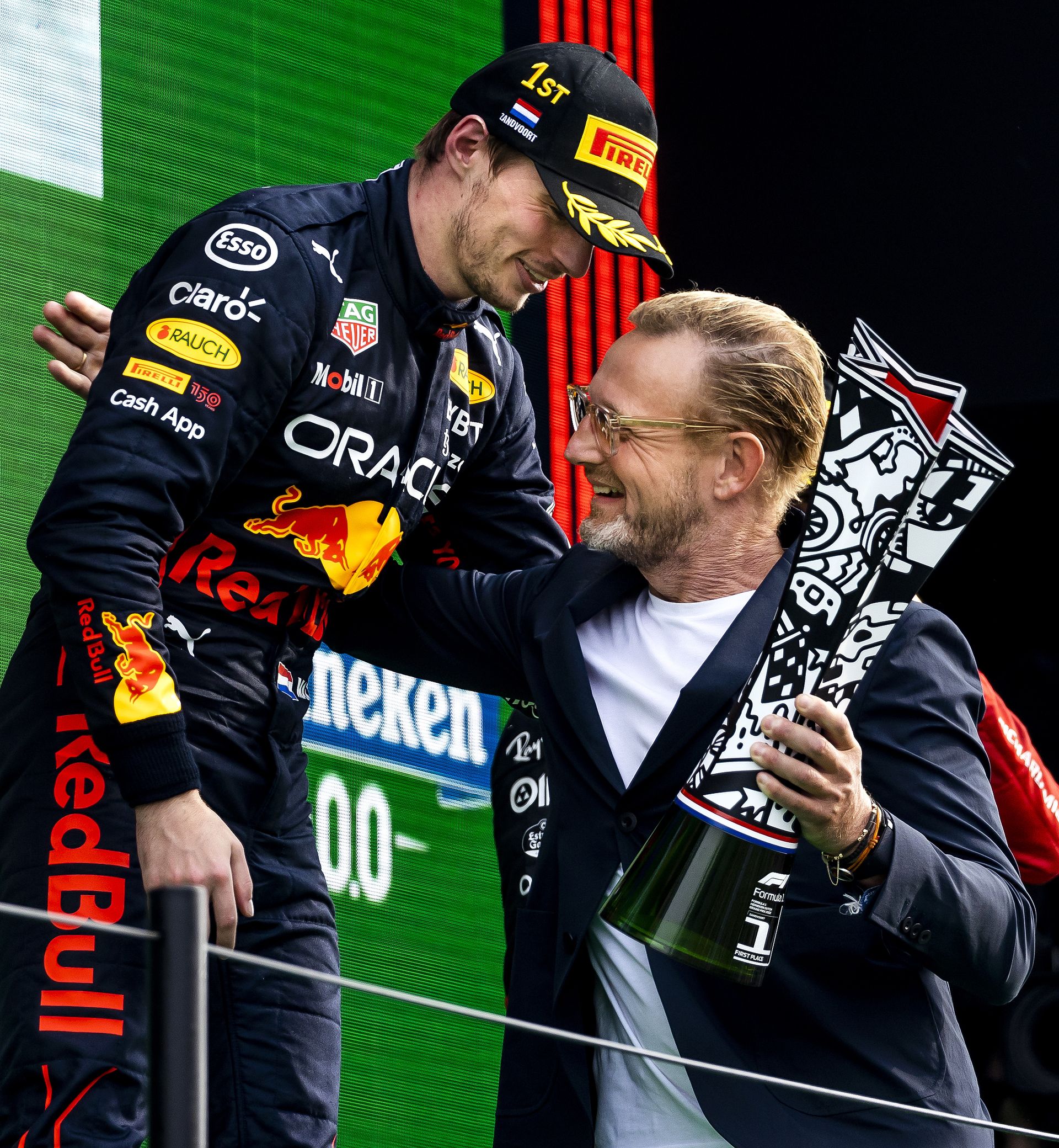 Prins Bernhard overhandigd de trofee aan Max Verstappen in 2022.