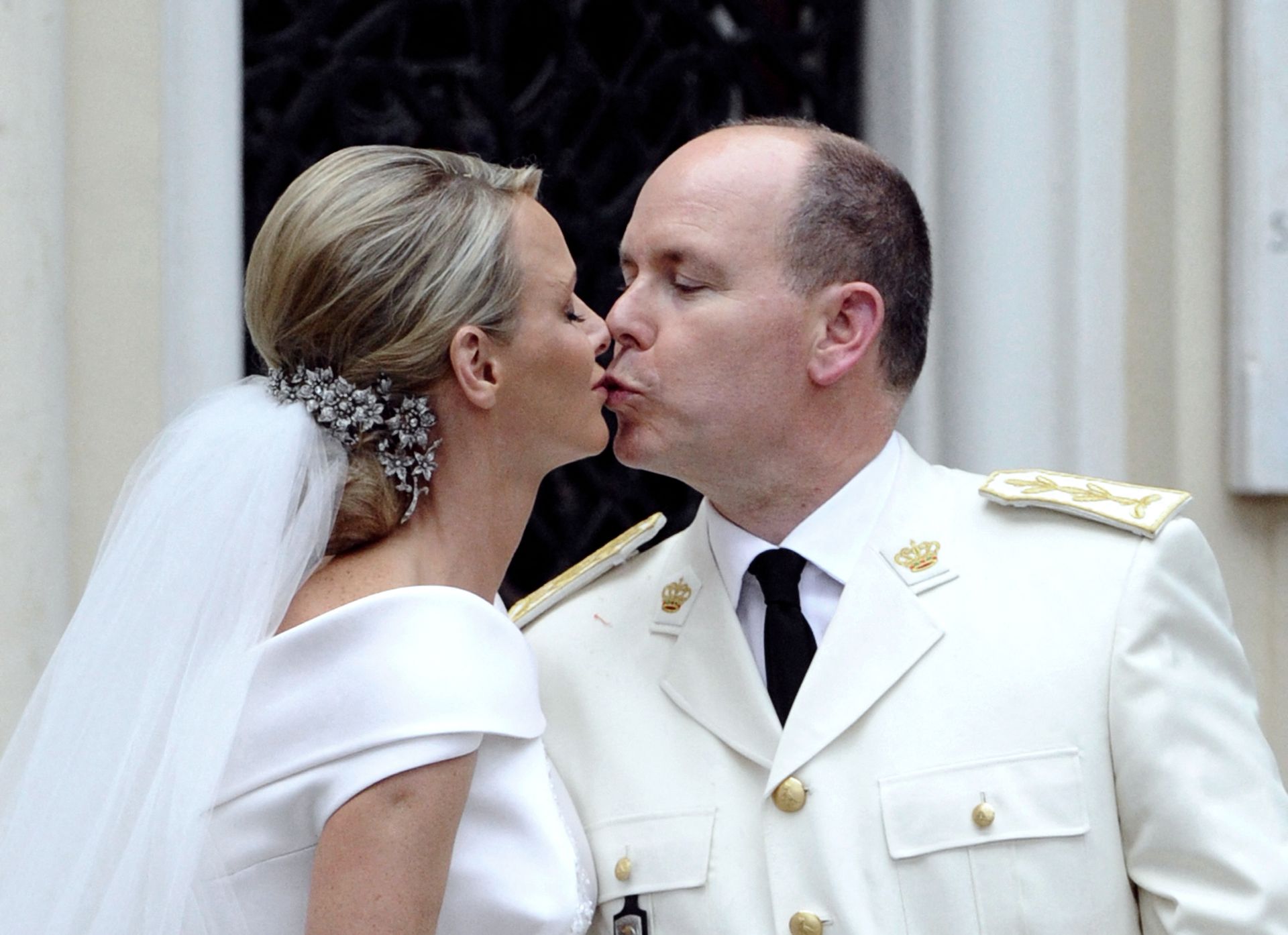 Prins Albert kust prinses Charlène op hun huwelijksdag in 2011
