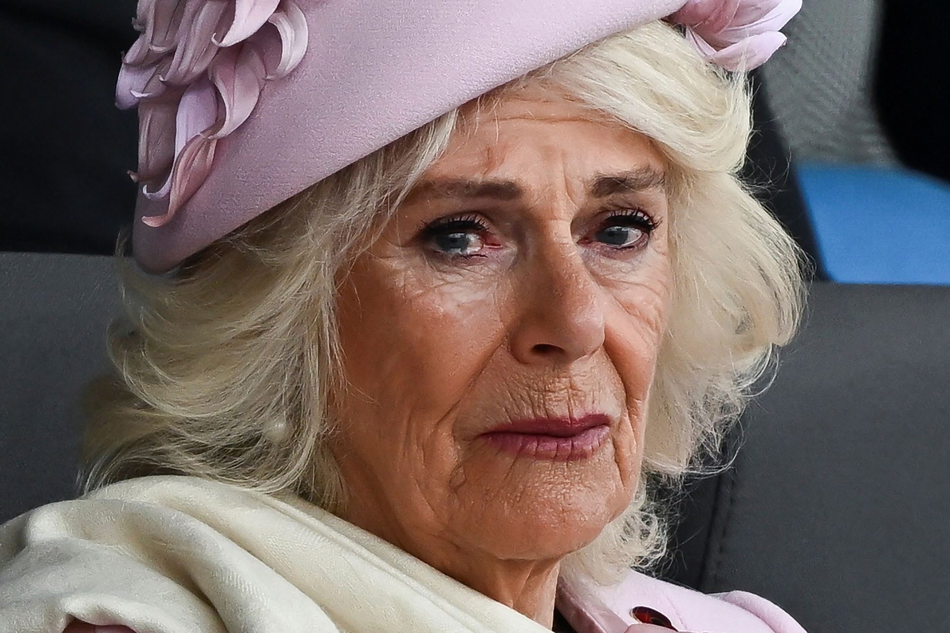 Een emotionele koningin Camilla.