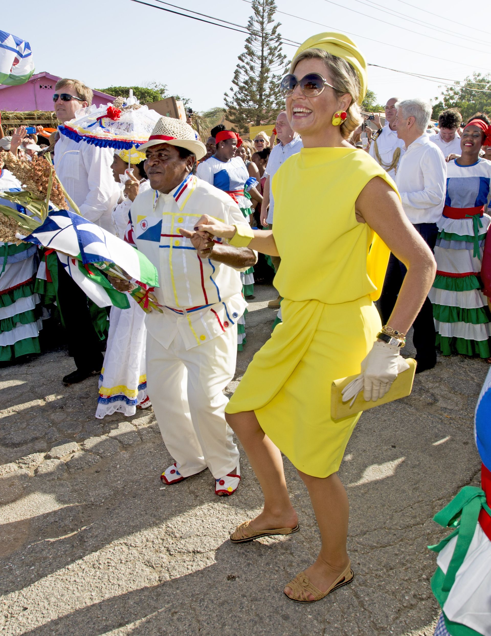 Koningin Maxima danst mee in de oogstoptocht op de 'Dia di Rincon' in Bonaire in 2015.