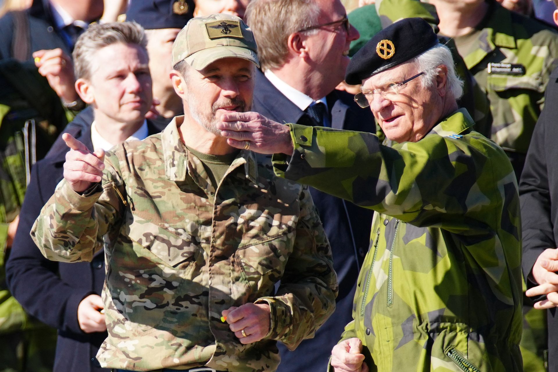 Koning Frederik en koning Carl Gustaf op de marinebasis