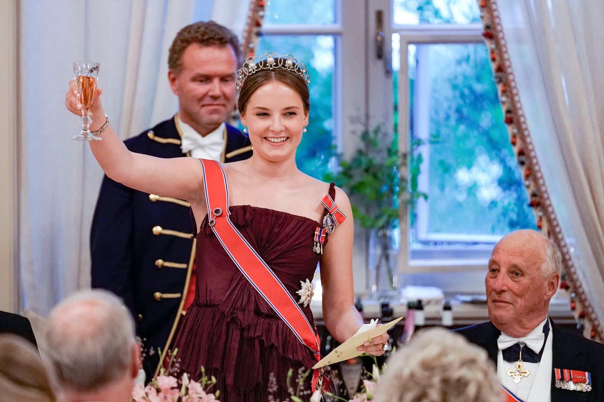 Prinses Ingrid Alexandra proost tijdens het galadiner ter ere van haar 18e verjaardag in 2022.