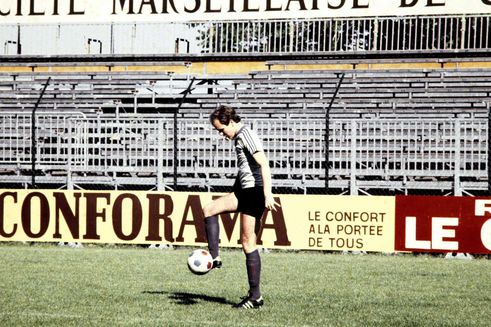 Prins Albert van Monaco speelt voetbal in 1980