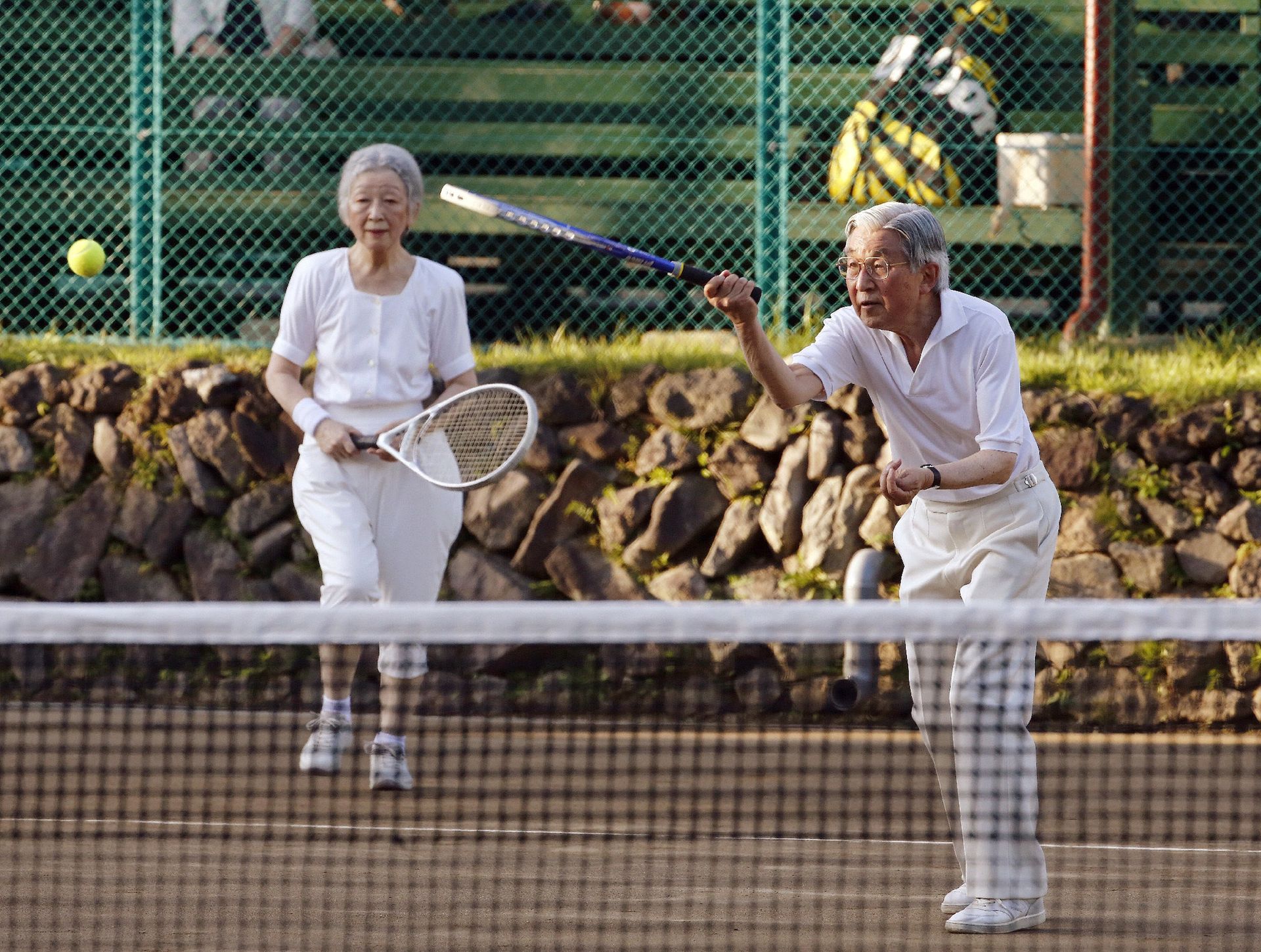 Akihito en Michiko op tennisbaan