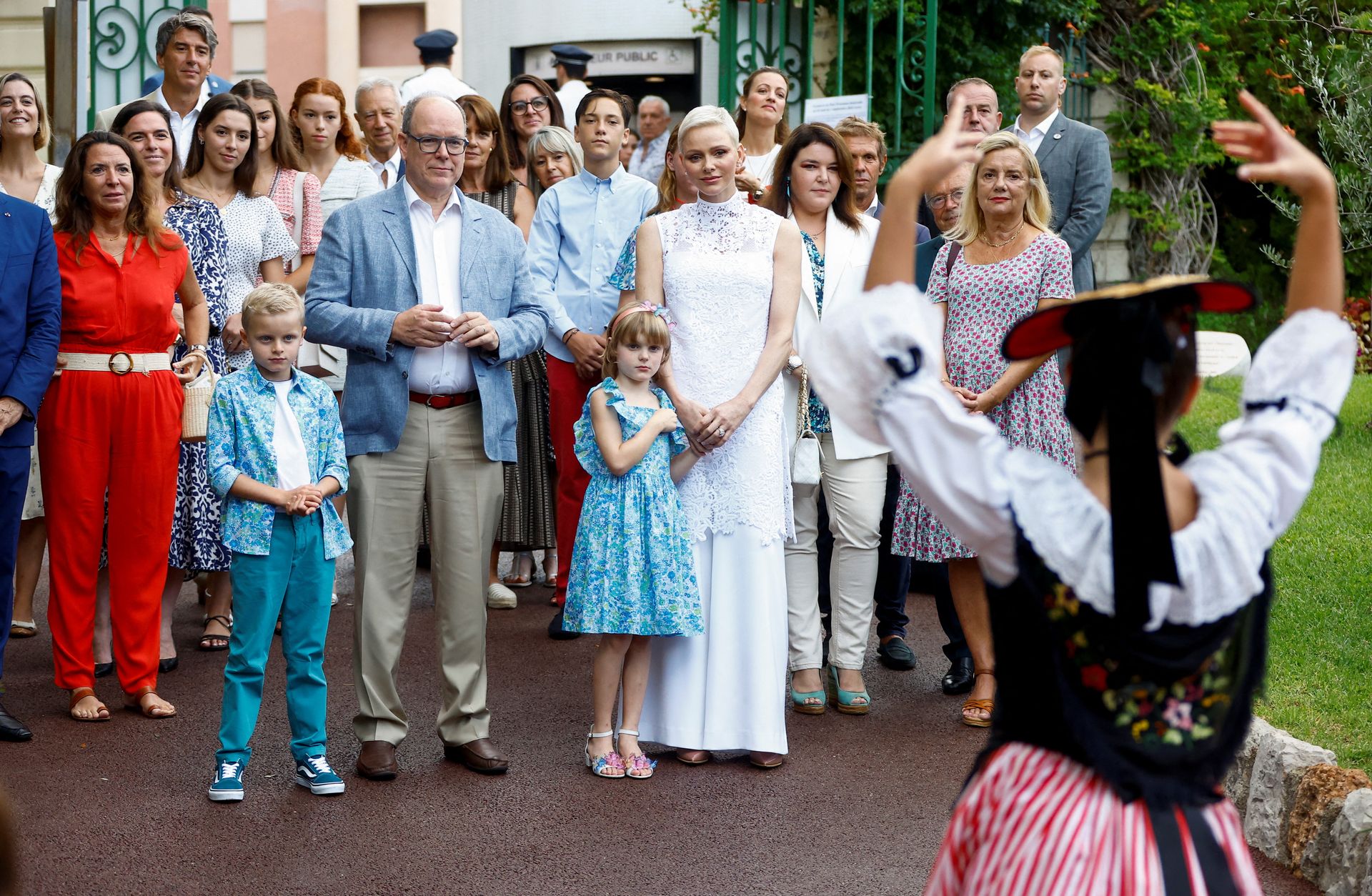 Prinselijk-gezin-Monaco-traditionele-dans