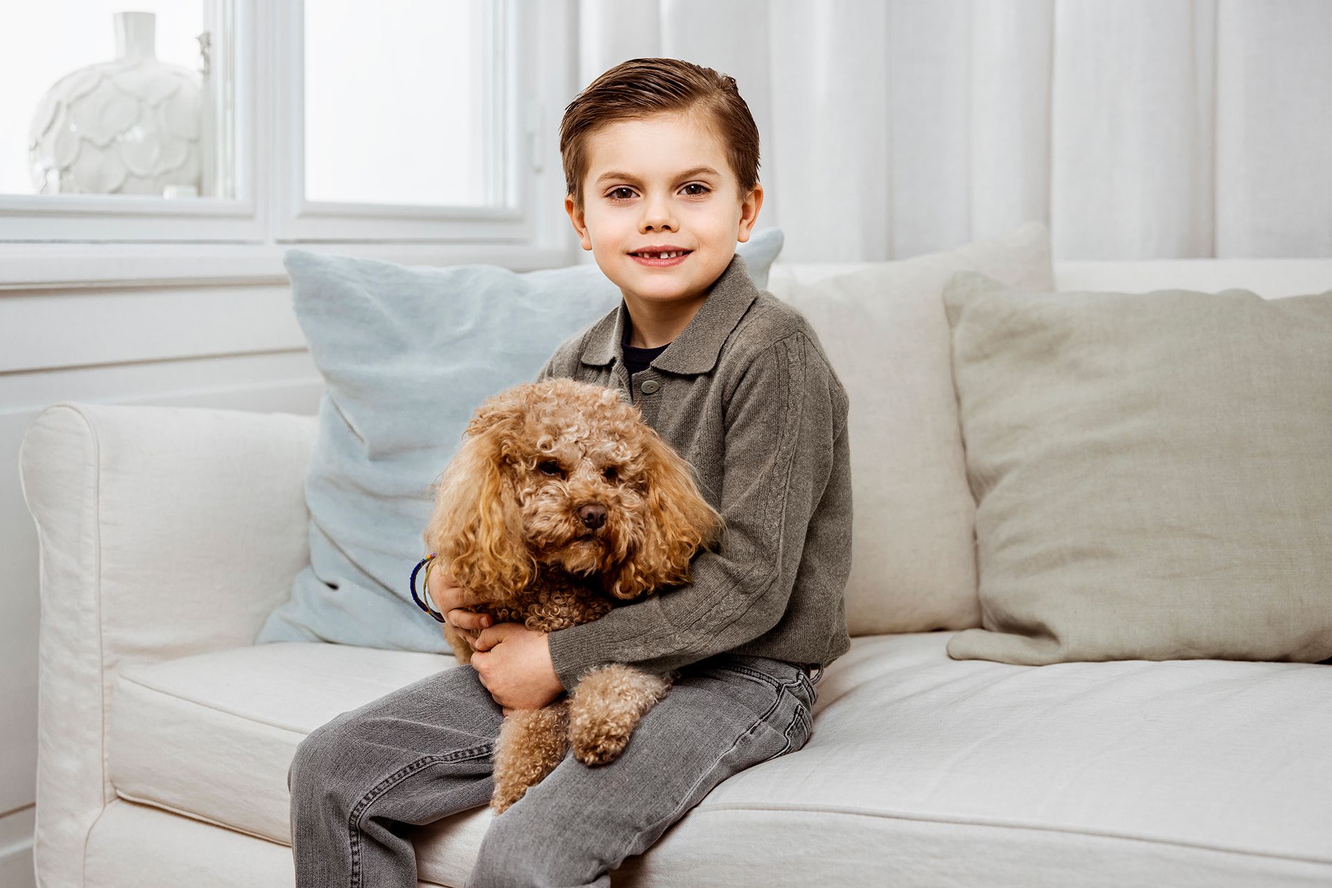Voorafgaand zijn achtste verjaardag gaat prins Oscar op de foto samen met zijn hondje Rio