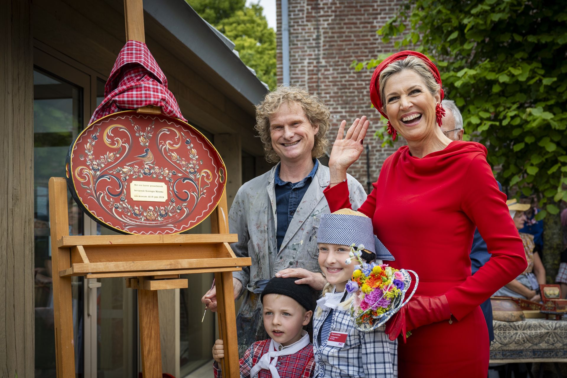 Na afloop was er de gelegenheid om met de koningin op de foto te gaan.