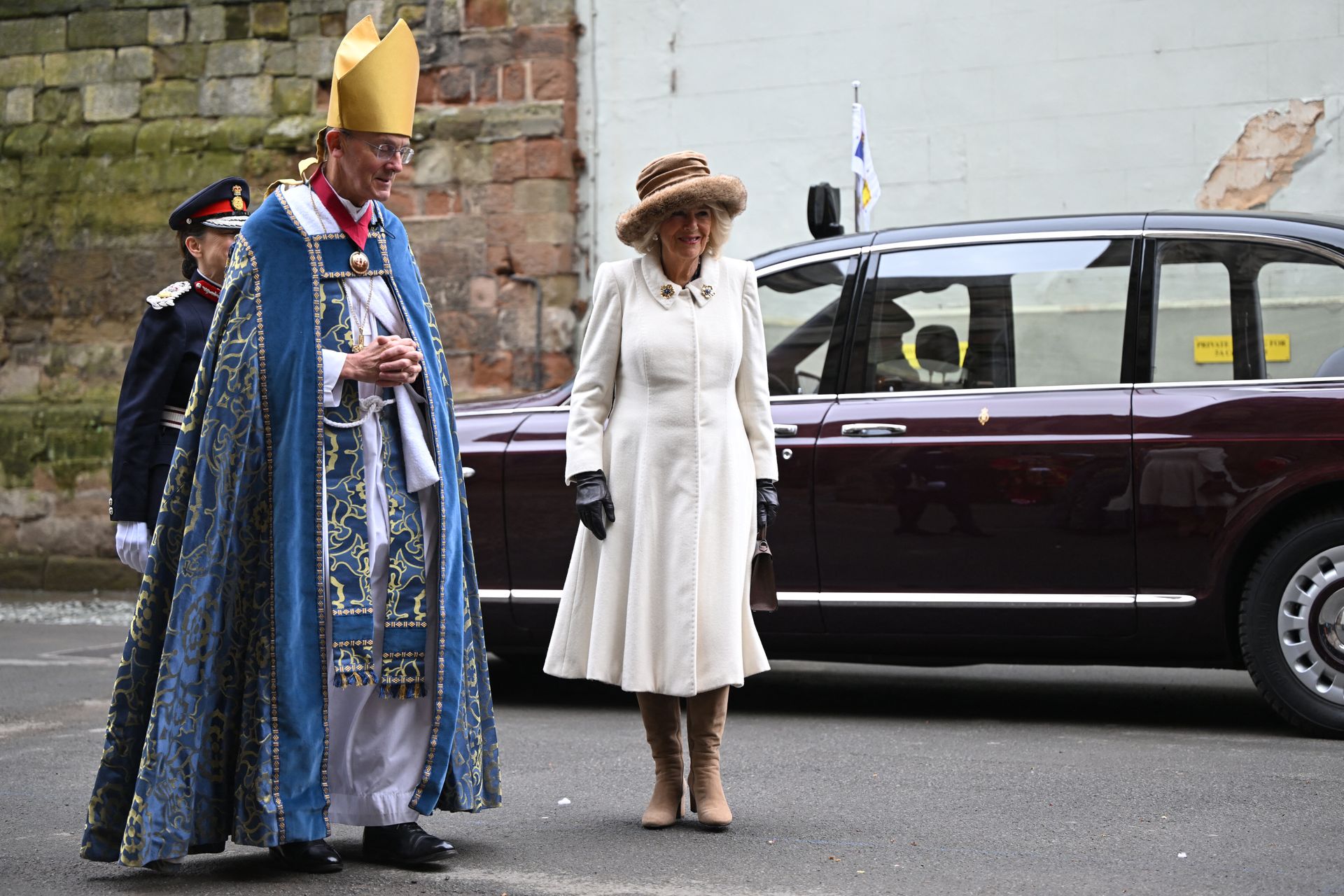 Koningin Camilla wordt warm ontvangen bij de Royal Maundy Service in Worcester Cathedral