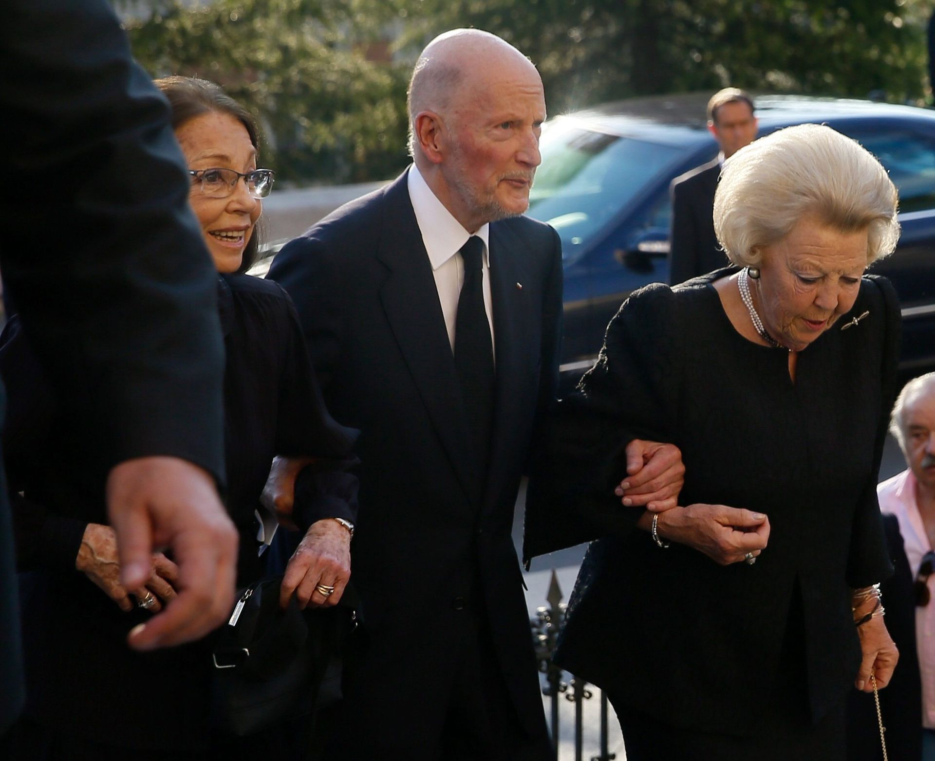 Prinses Beatrix en voormalig tsaar Simeon II arriveren bij de begrafenis van Kardam, prins van Turnovo, in 2015.