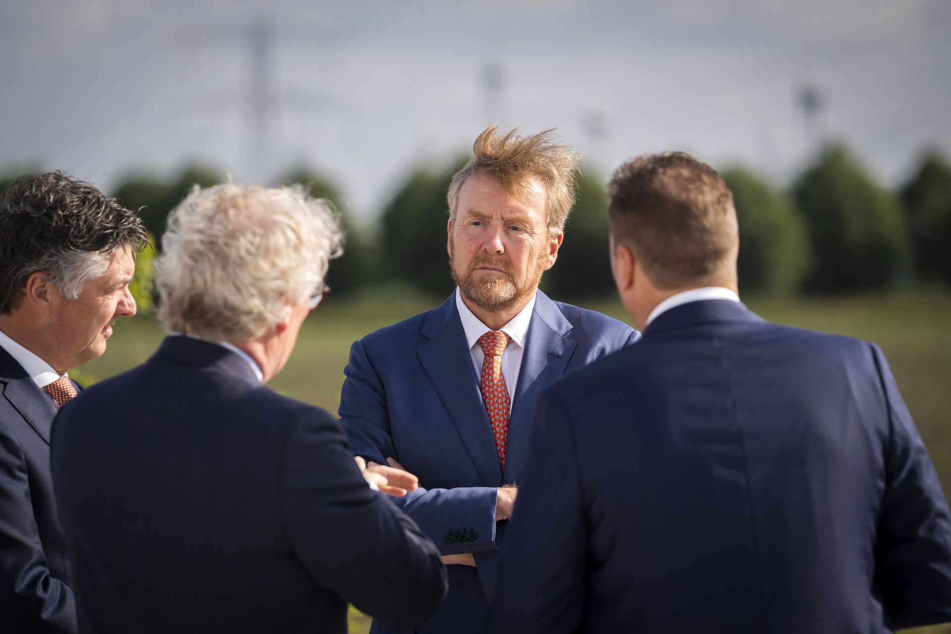 Koning Willem-Alexander krijgt uitleg op het batterijenpark in Lelystad.