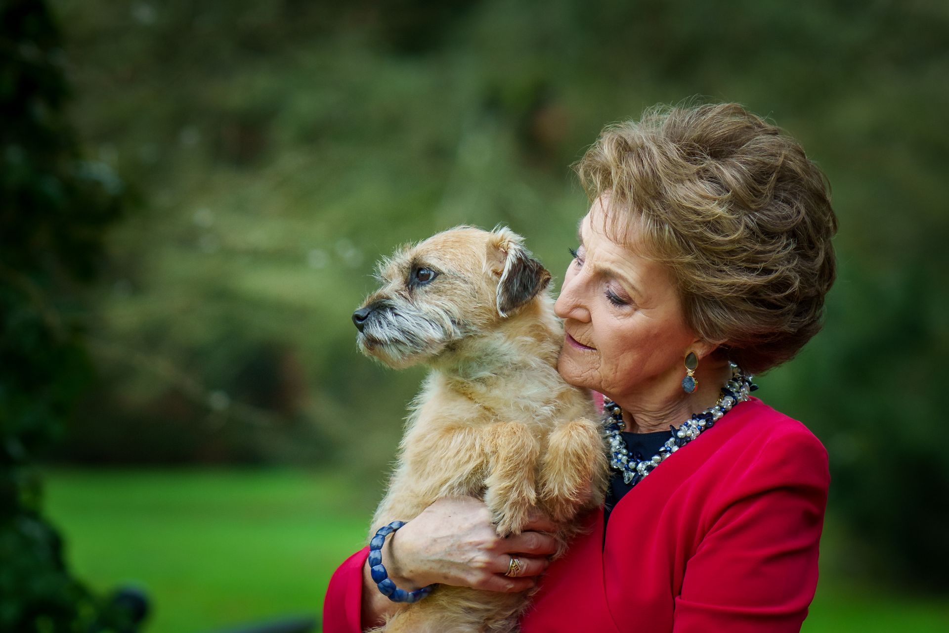 Margriet 80 jaar met hond Boogiewoogie