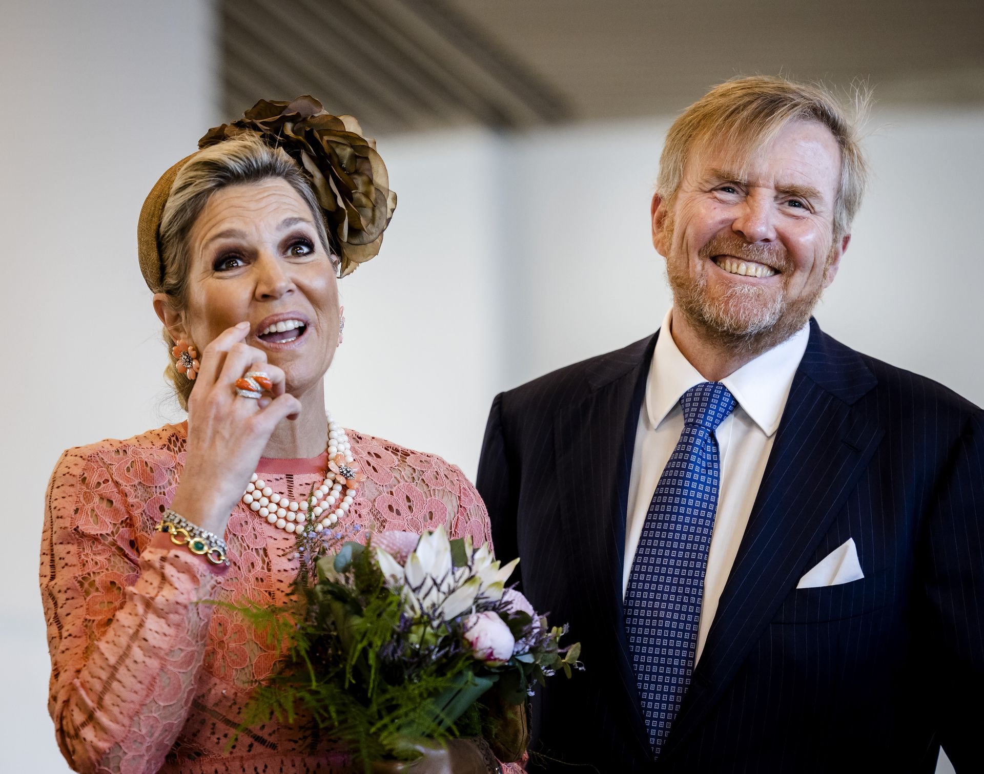 Koning Willem-Alexander en koningin Maxima worden rondgeleid door gebouw De Tirrel.
