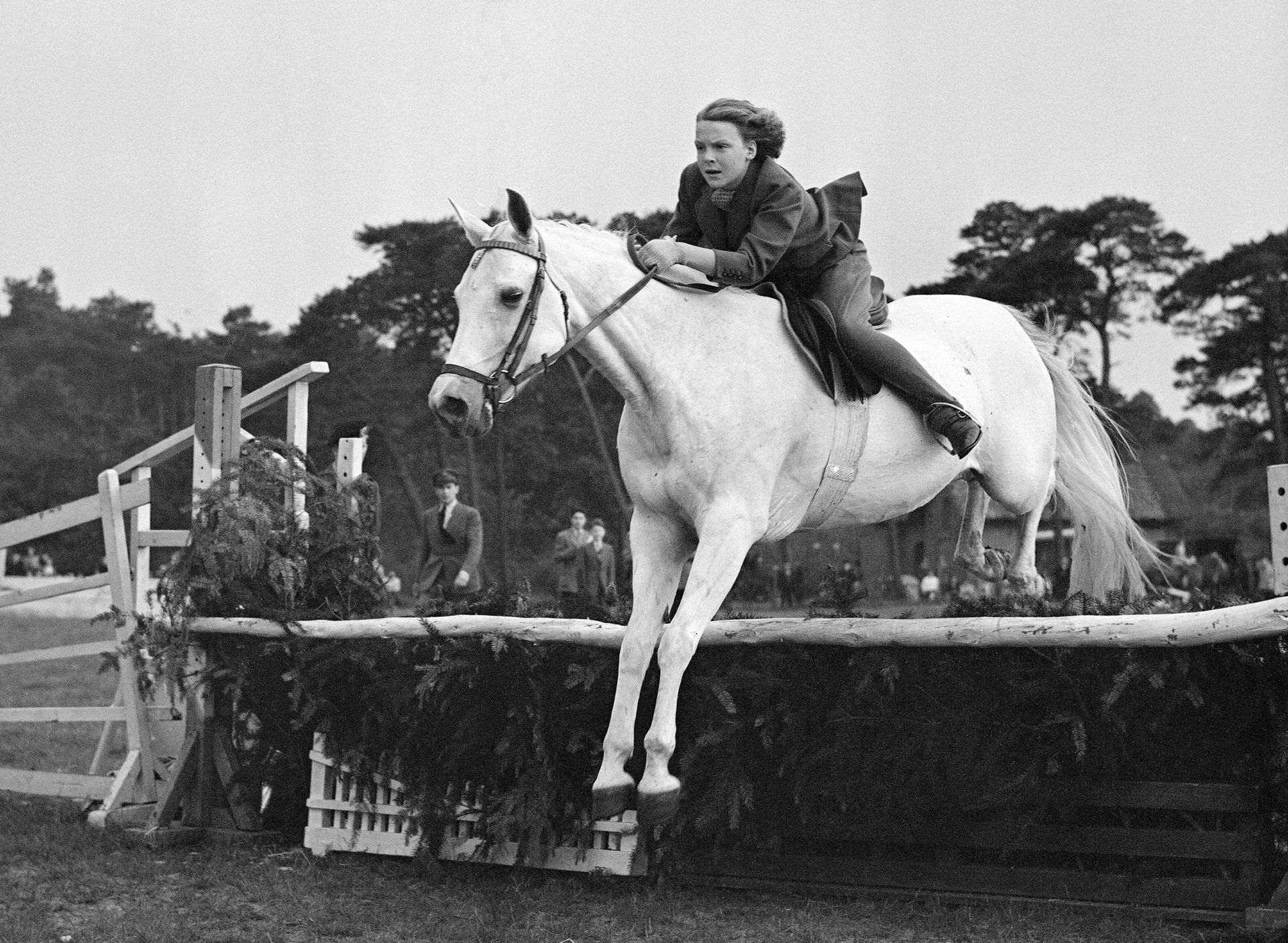 Prinses Irene neemt in Amersfoort deel aan een springconcours in 1953.