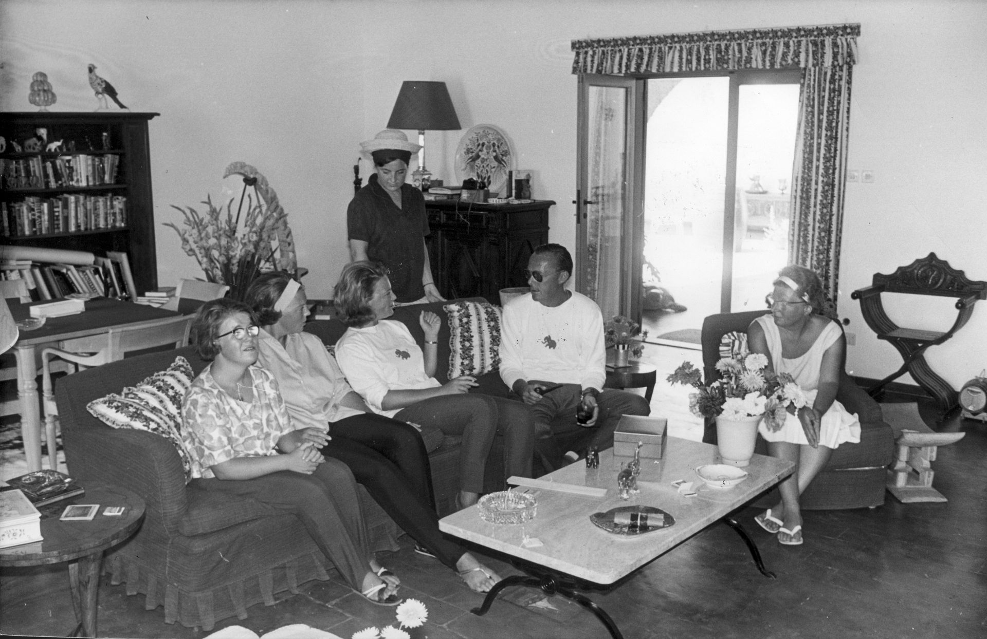 V.l.n.r. Prinses Christina, Prinses Beatrix, Prinses Irene, Prinses Margriet, Prins Bernhard en Koningin Juliana in de salon van villa L'elefante Felice in 1963.