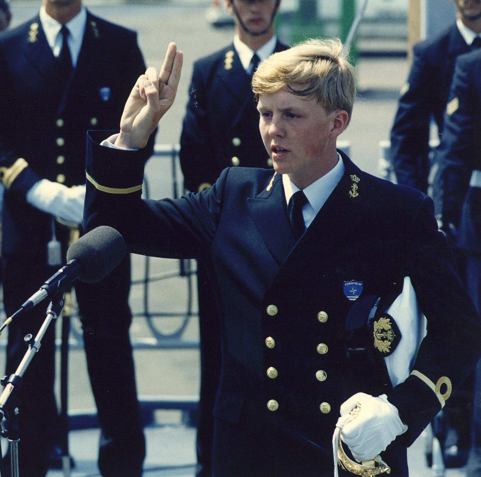 1986 - Prins Willem-Alexander wordt in Den Helder beëedigd tot officier der Koninklijke Marine.