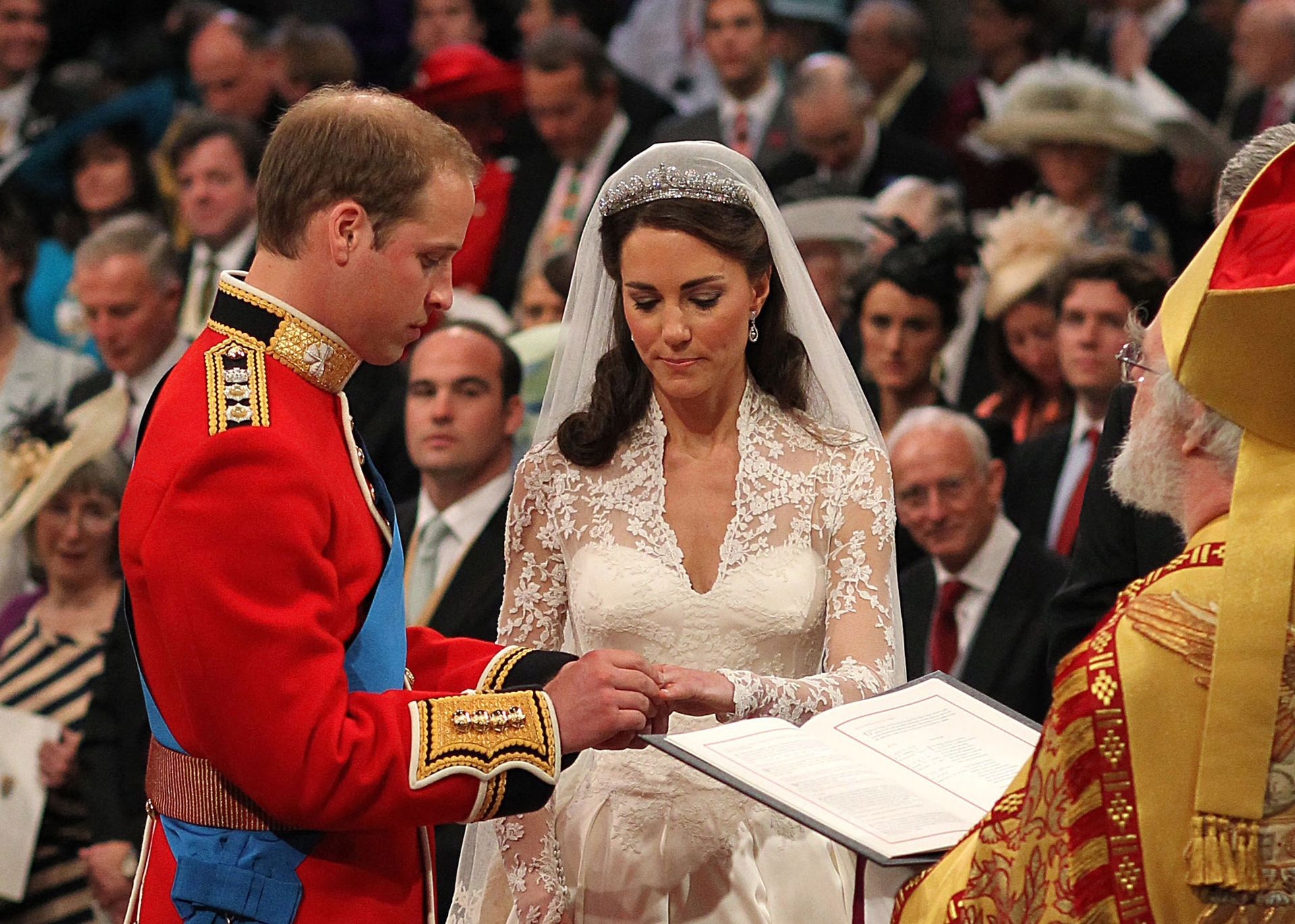 Prins William en prinses Catherine tijdens het uitwisselen van de trouwring in 2011.