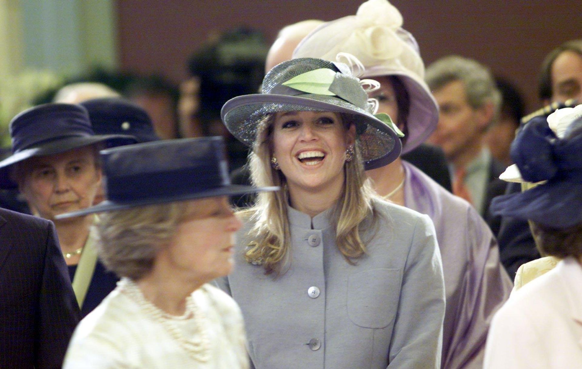 2001 - Máxima vermaakt zich opperbest tijdens het huwelijk van prins Constantijn en Laurentien