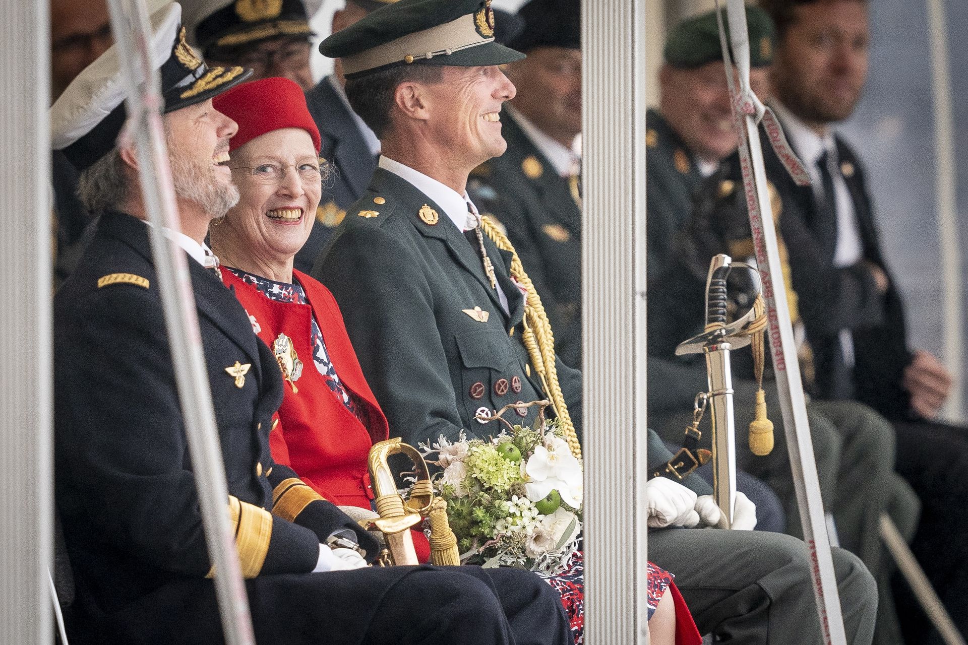 Koningin-Margrethe-en-zoons-in-uniform