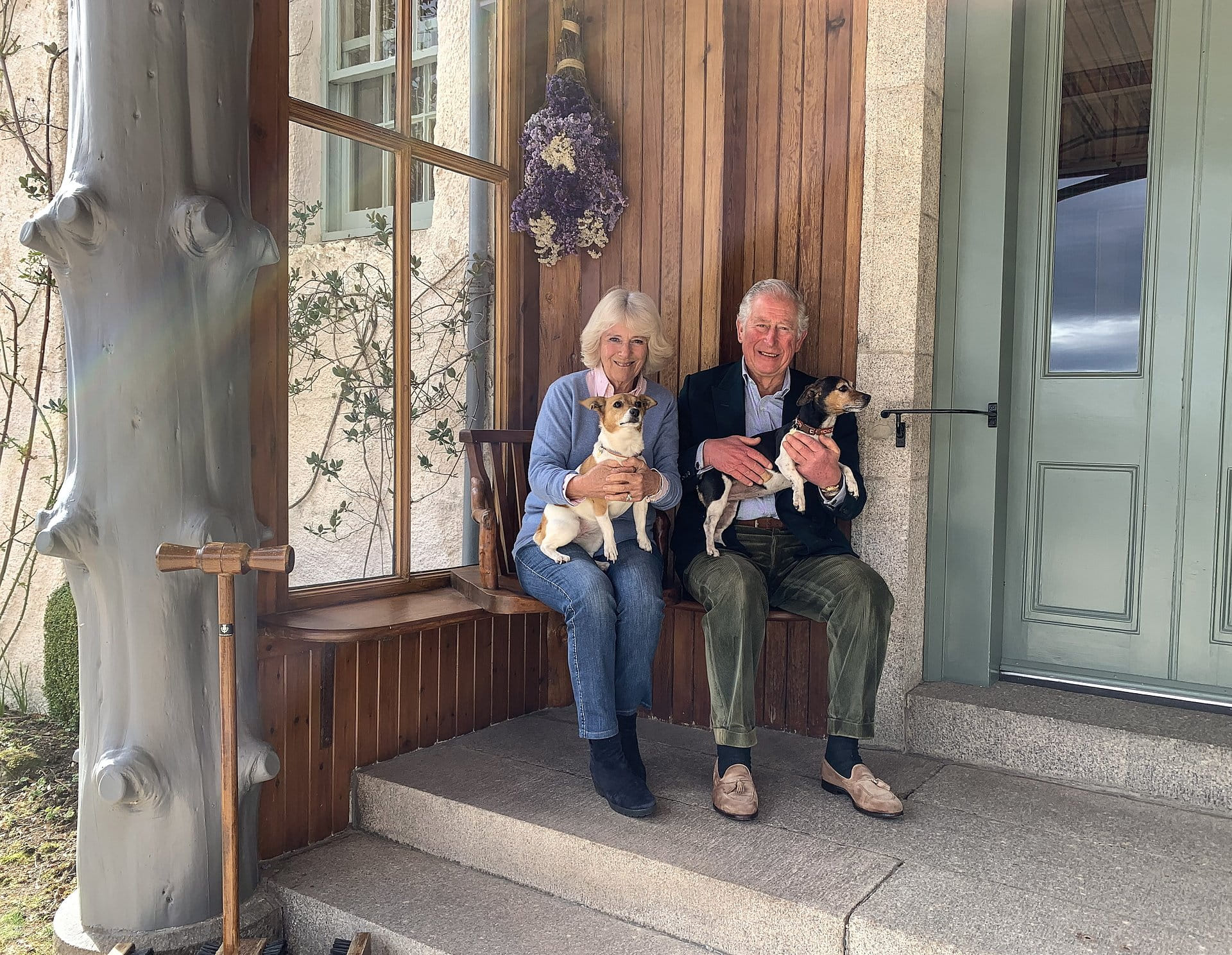 Hertogin_Camilla_enprins_Charles_met_hun_honden.jpg