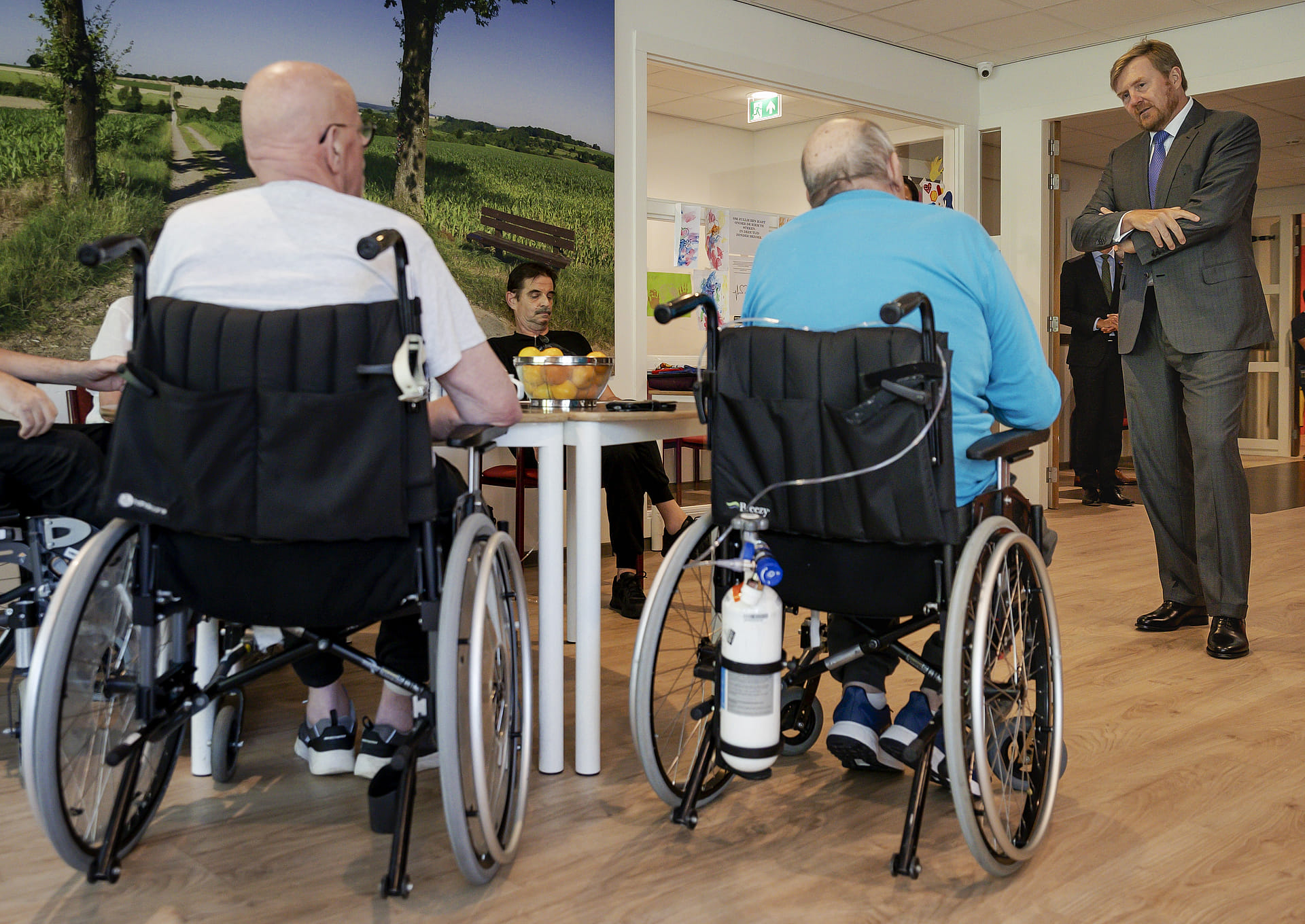 Koning_spreekt_patienten_revalidatiecentrum.jpg