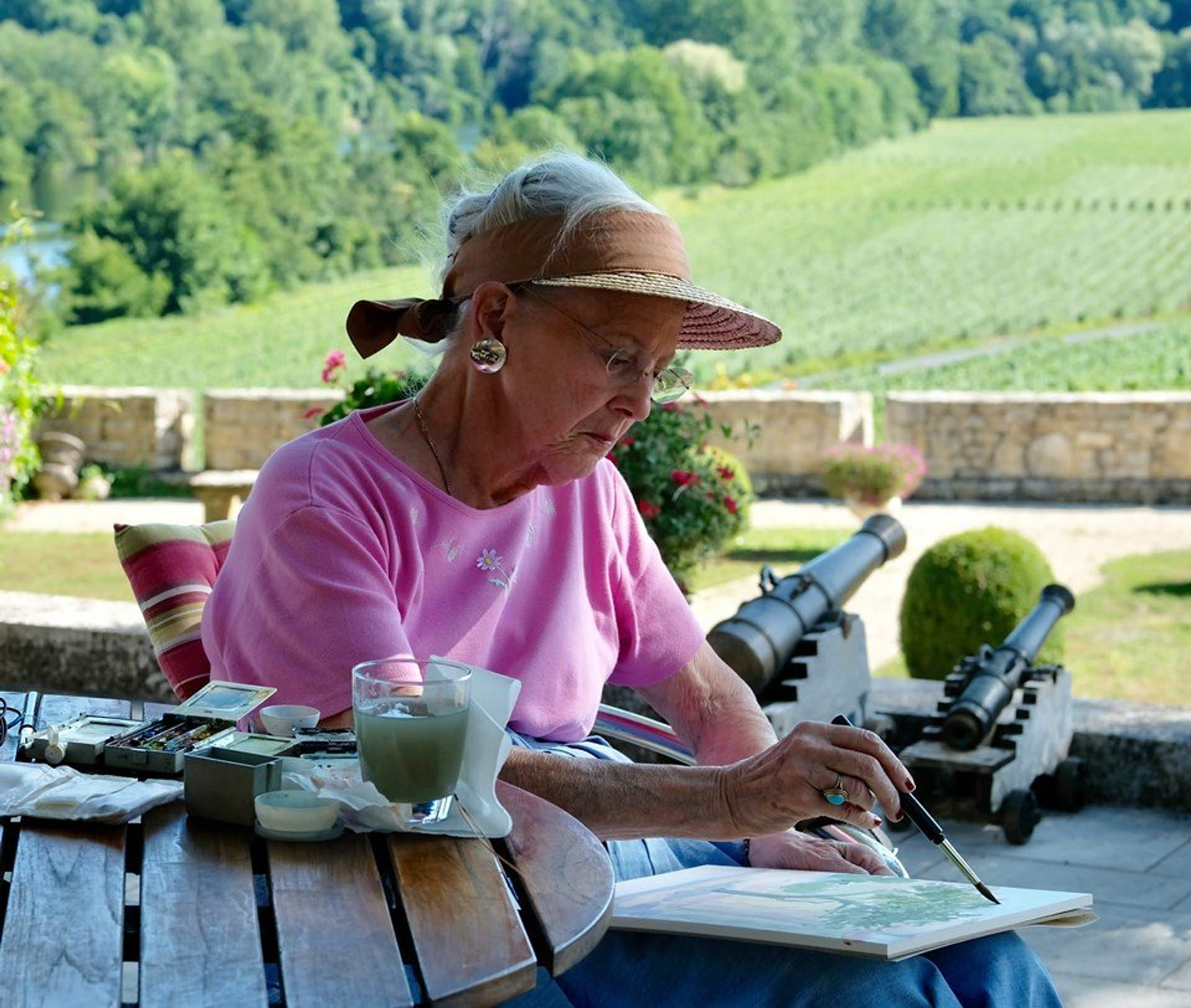 Koningin_Margrethe_schildert_in_Frankrijk.jpg