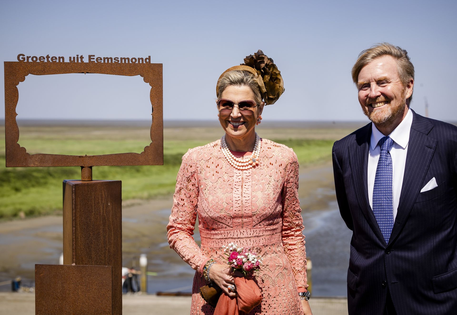 Koning Willem-Alexander en koningin Máxima komen aan in Noordpolderdijk.
