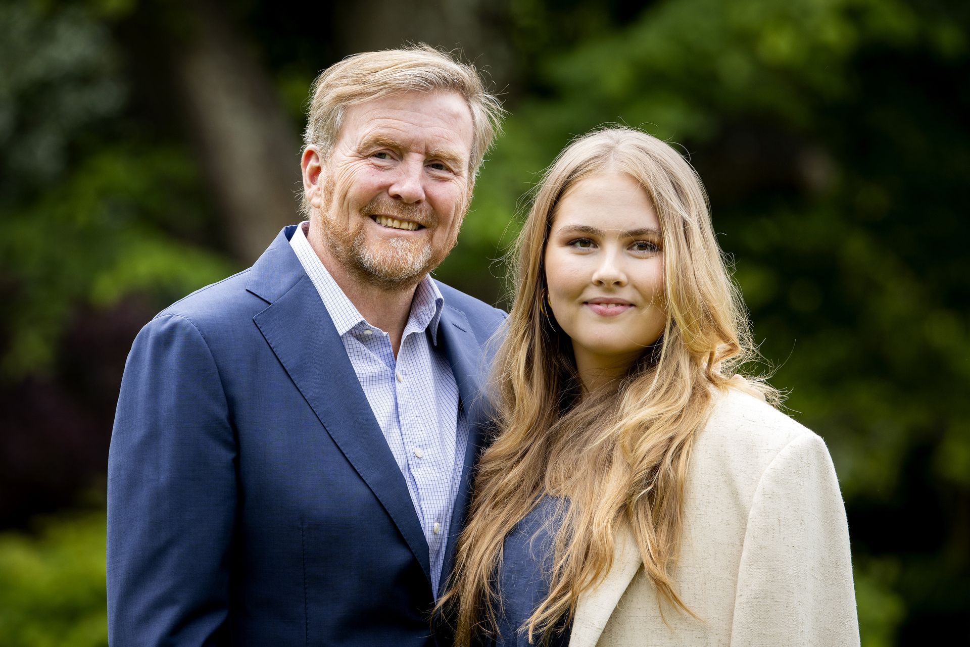 Een mooi vader-dochter moment tussen koning Willem-Alexander en prinses Amalia.