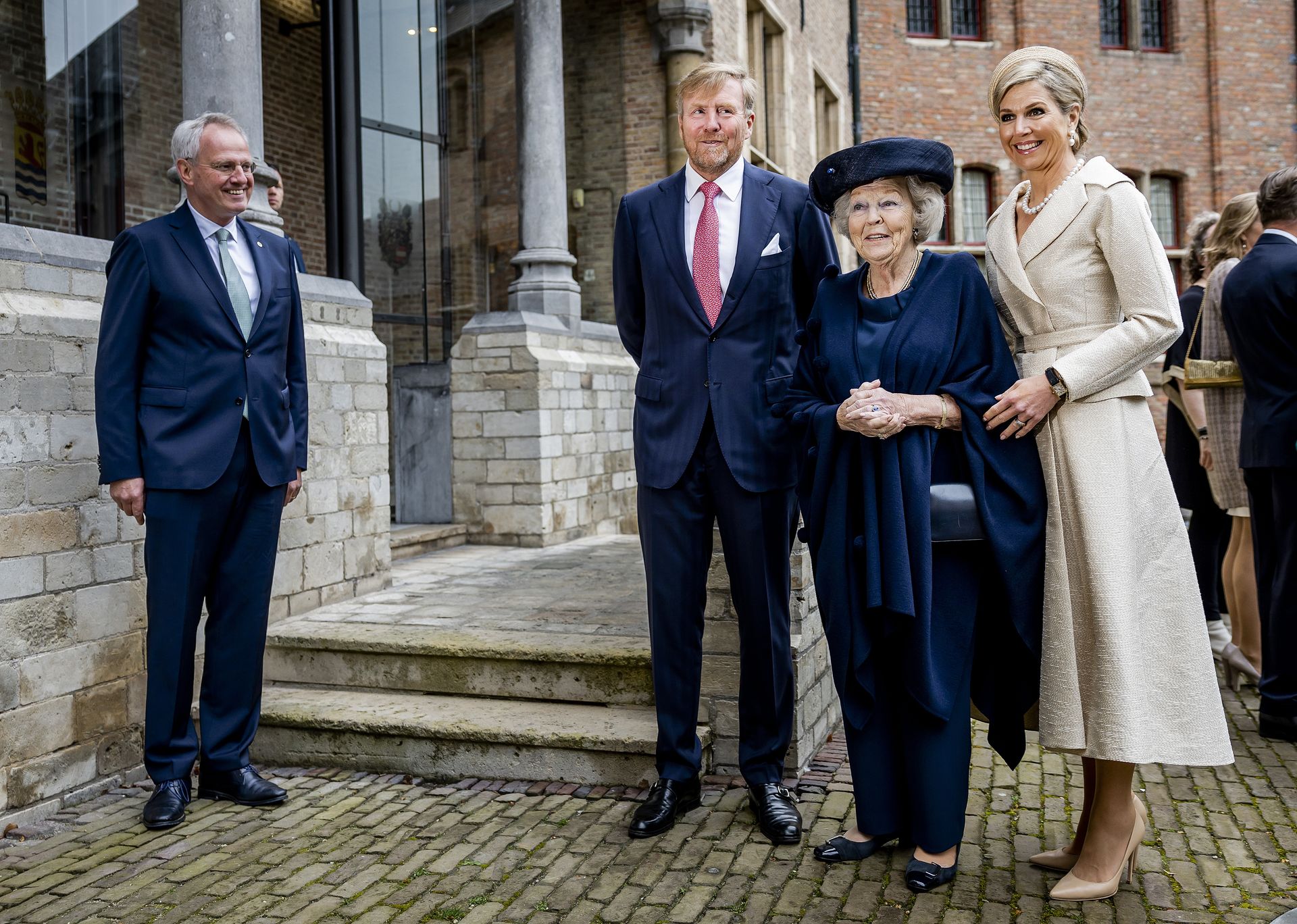 Koning Willem-Alexander, koningin Máxima en prinses Beatrix komen aan in Middelburg.