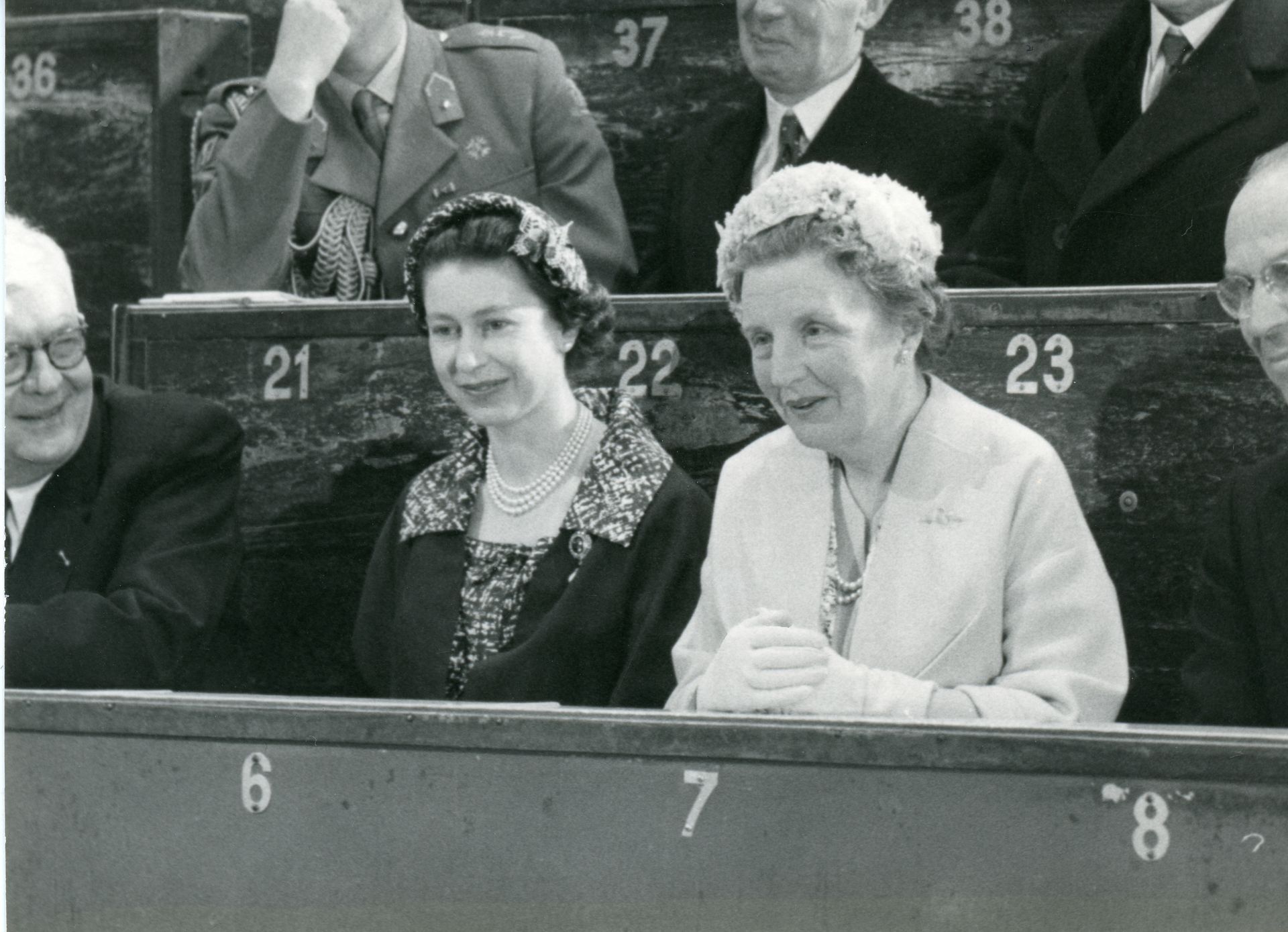 12. juliana, Elizabeth bij bloemenveiling 1958