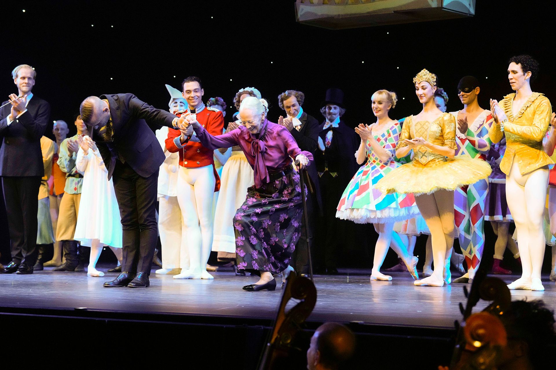 H.M. Queen Margrethe - Tivolis ballet director Peter Bo Bendixen and the rest of the team - Nutcracker - Photo Keld Navntoft