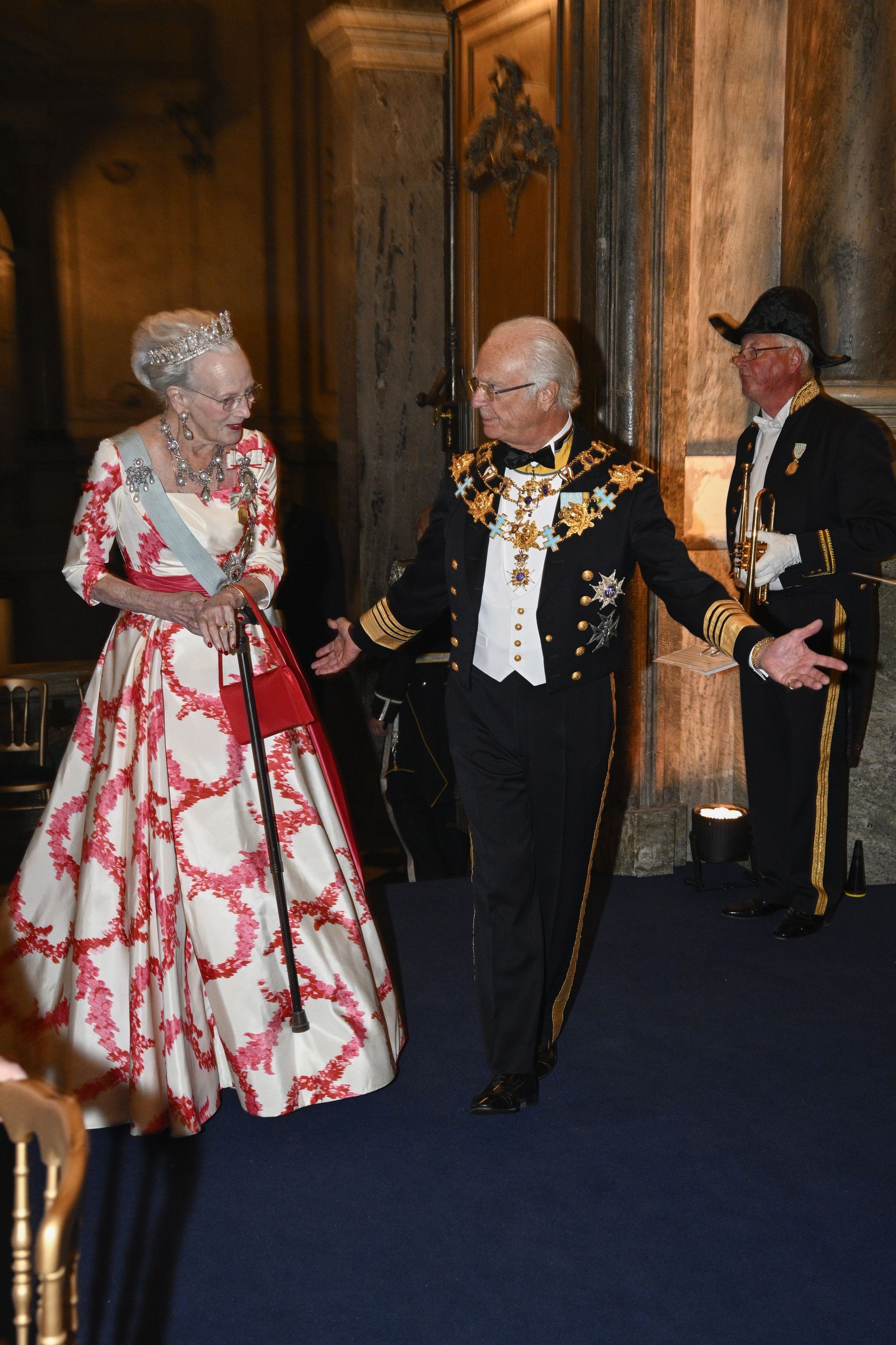 Koning Carl Gustaf loopt naast zijn nicht koningin Margrethe.