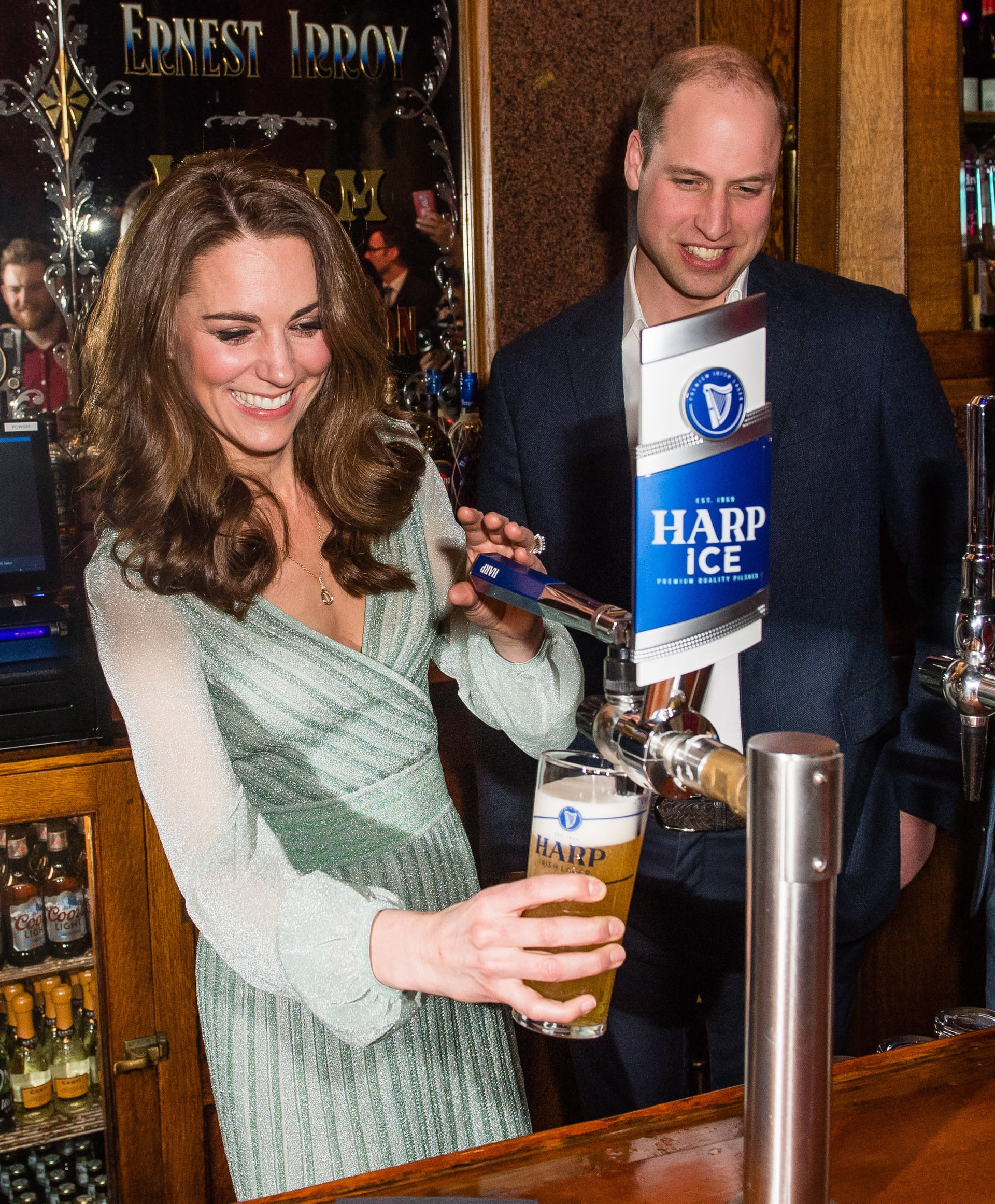 Catherine_tapt_biertje.jpg