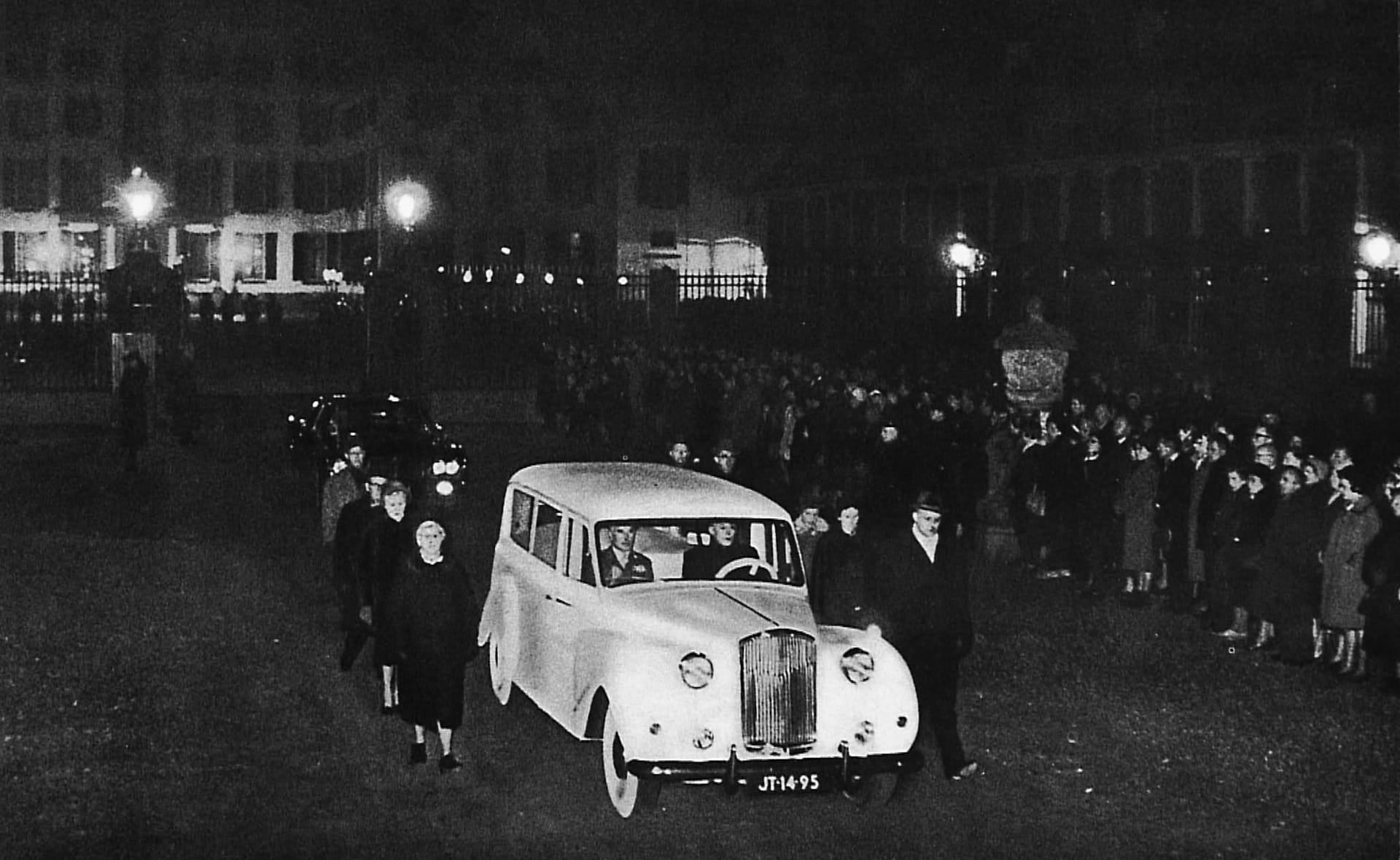 De witte begrafenisauto van koningin Wilhelmina.