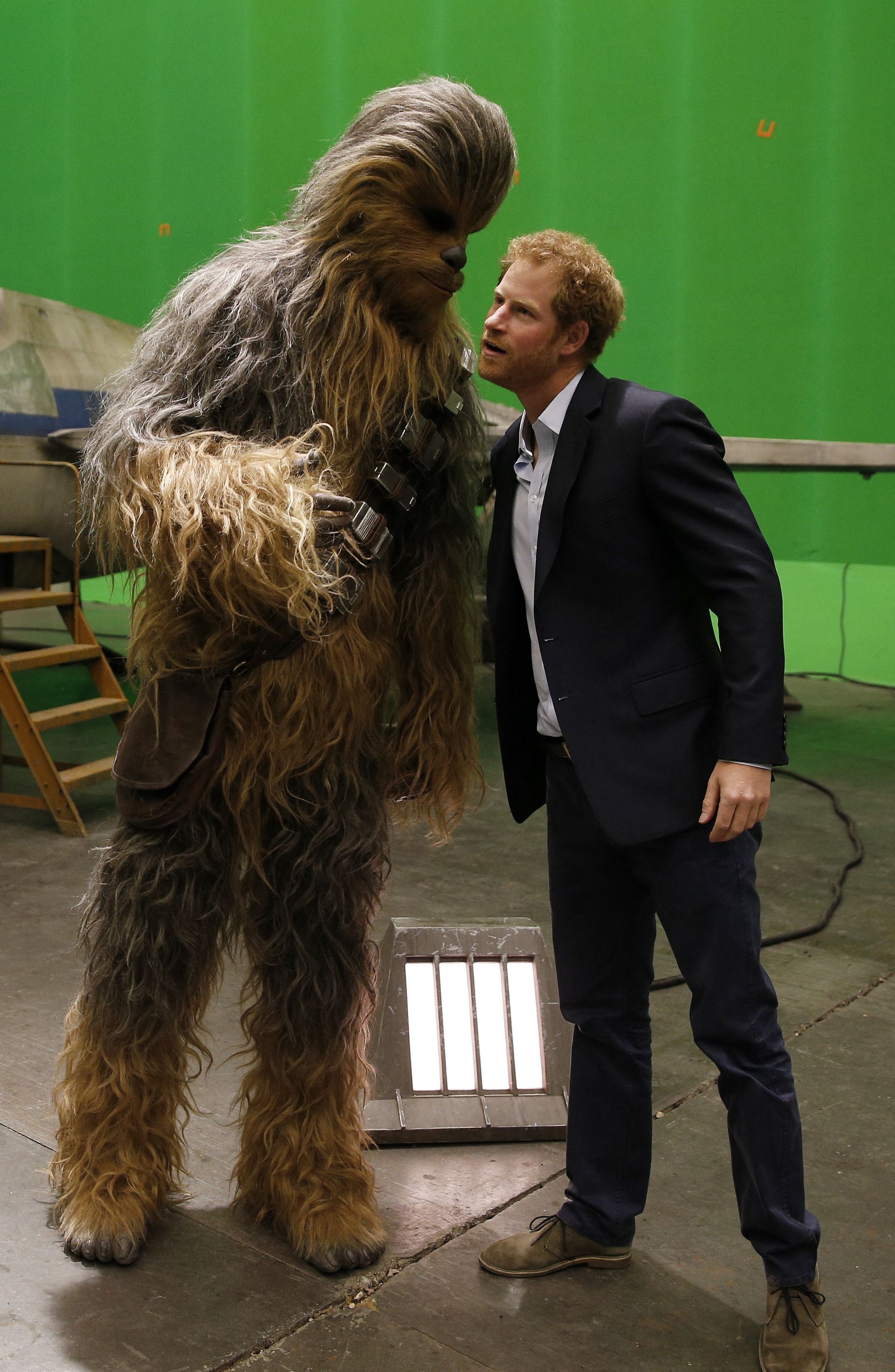 Prins Harry in gesprek met Chewbacca