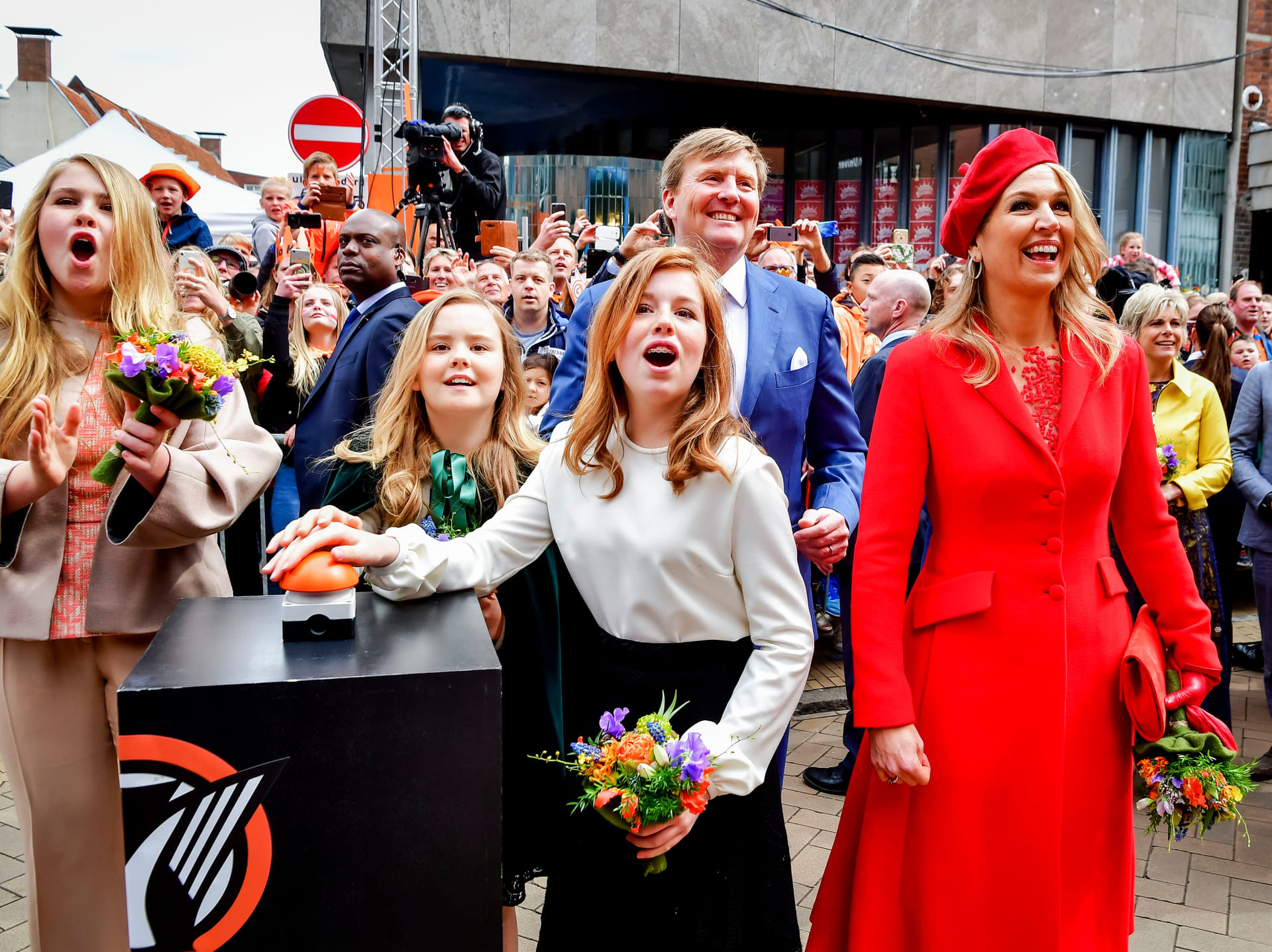 Alexia zingt luidkeels mee met de rockband Kensington op Koningsdag 2018 in Groningen.