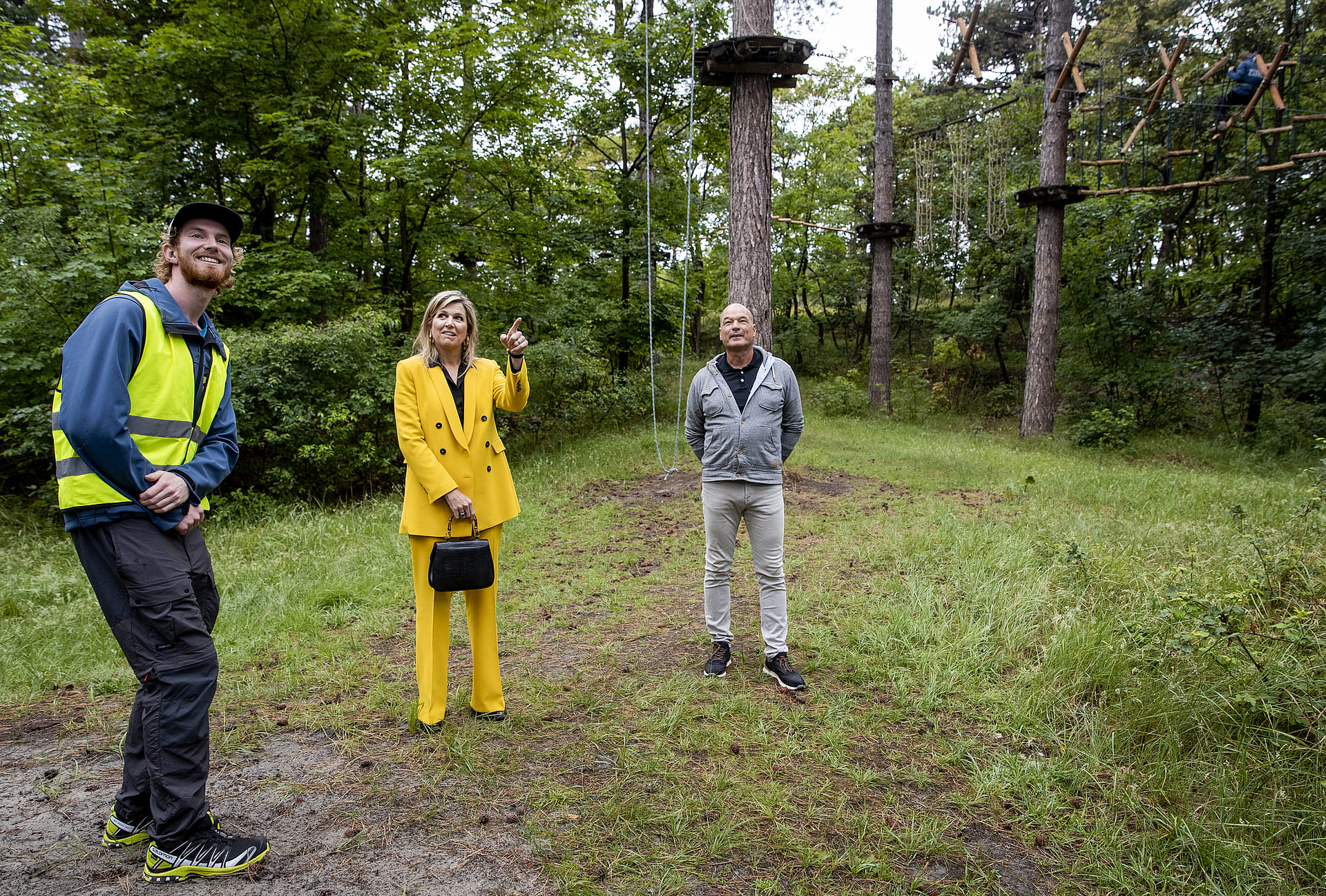 Máxima krijgt uitleg over de extra regels in het klimpark.