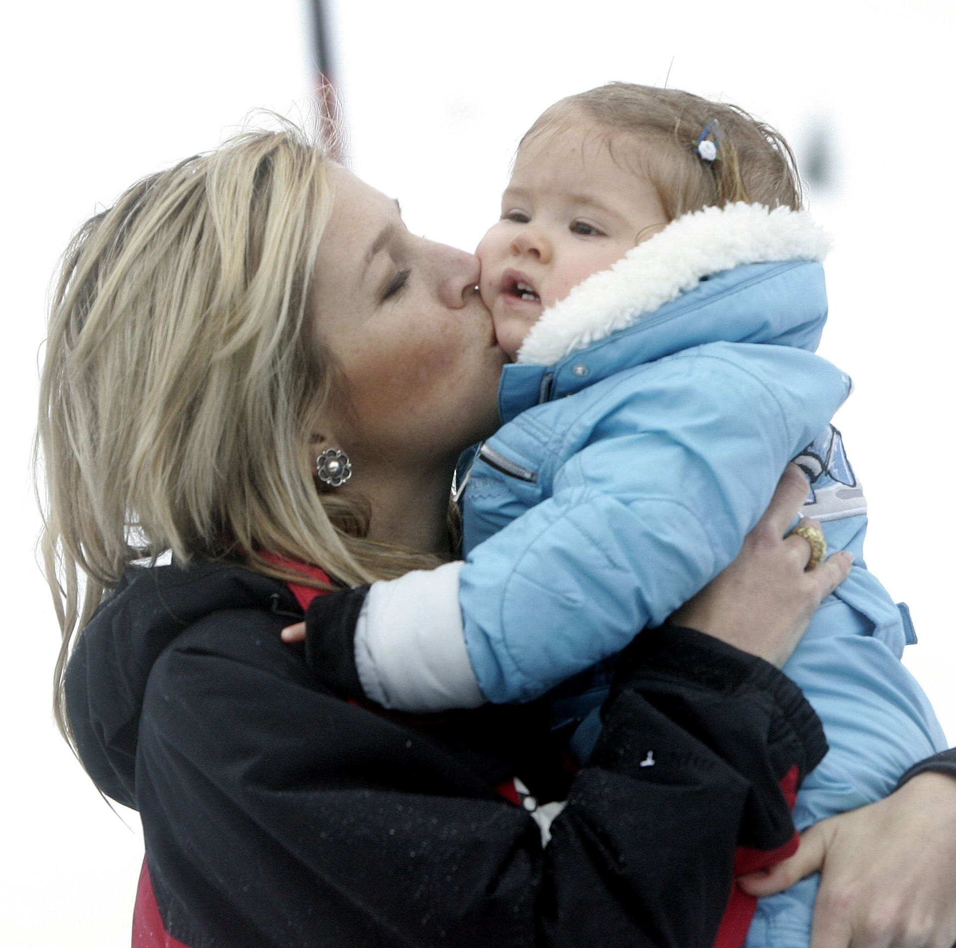 2005: Máxima poseert met prinses Amalia in Lech voor de pers.