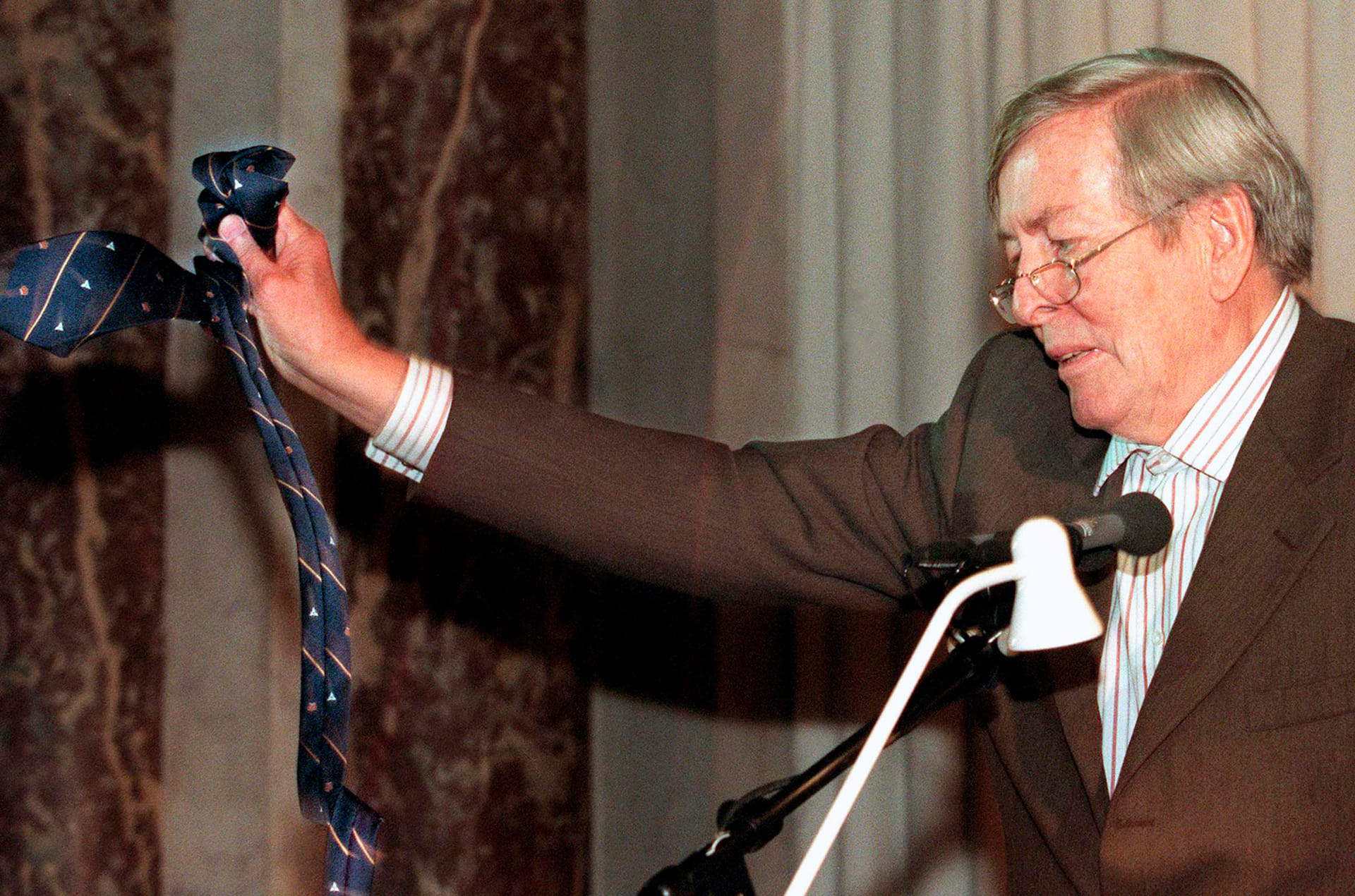 Tijdens de uitreiking van de hoofdprijs van het Prins Claus Fonds in 1998 was de historische gebeurtenis dat prins Claus zijn stropdas afdeed en neergooide.