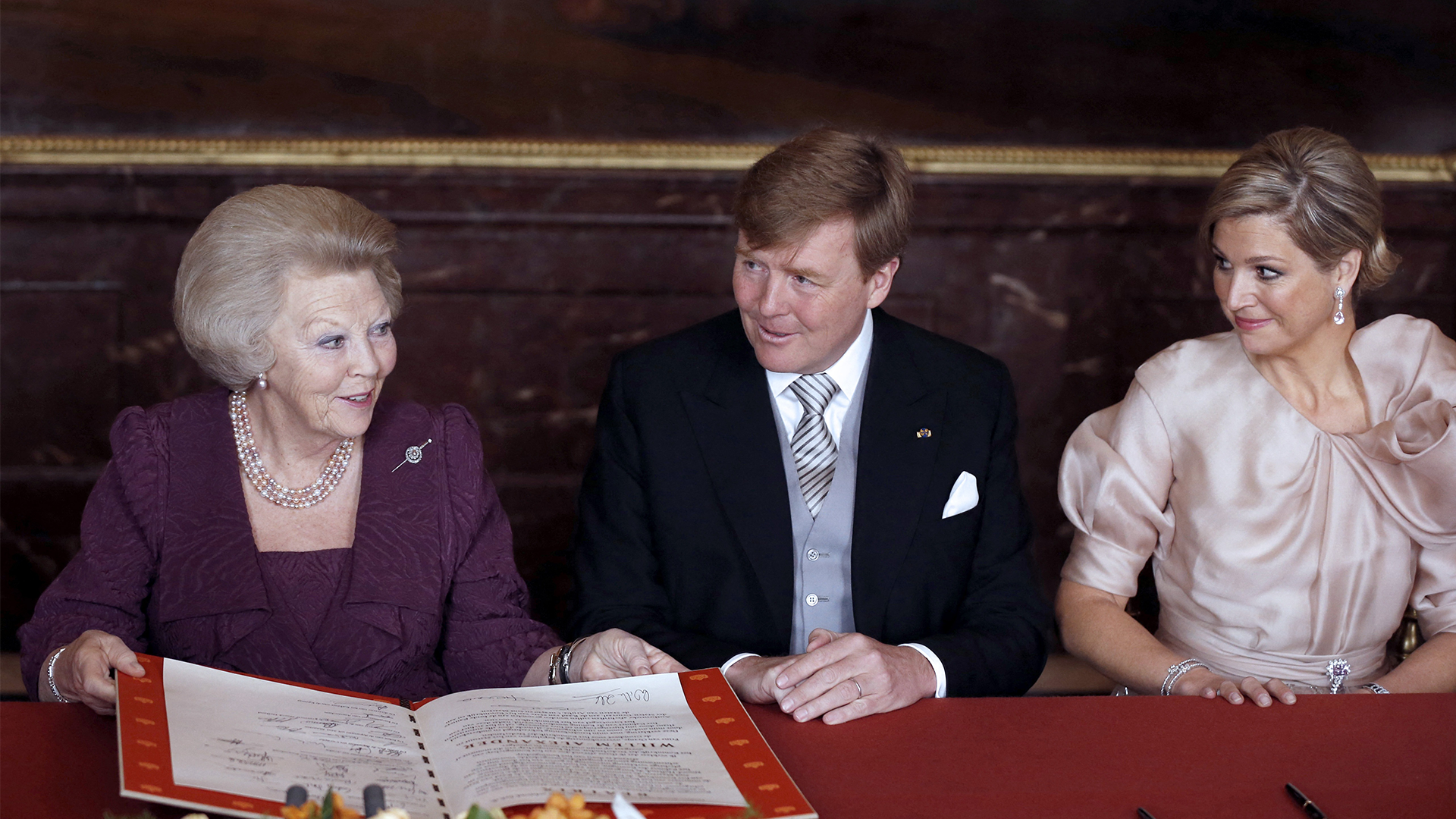 Beatrix, Willem-Alexander en Maxima ondertekenen abdicatie akte