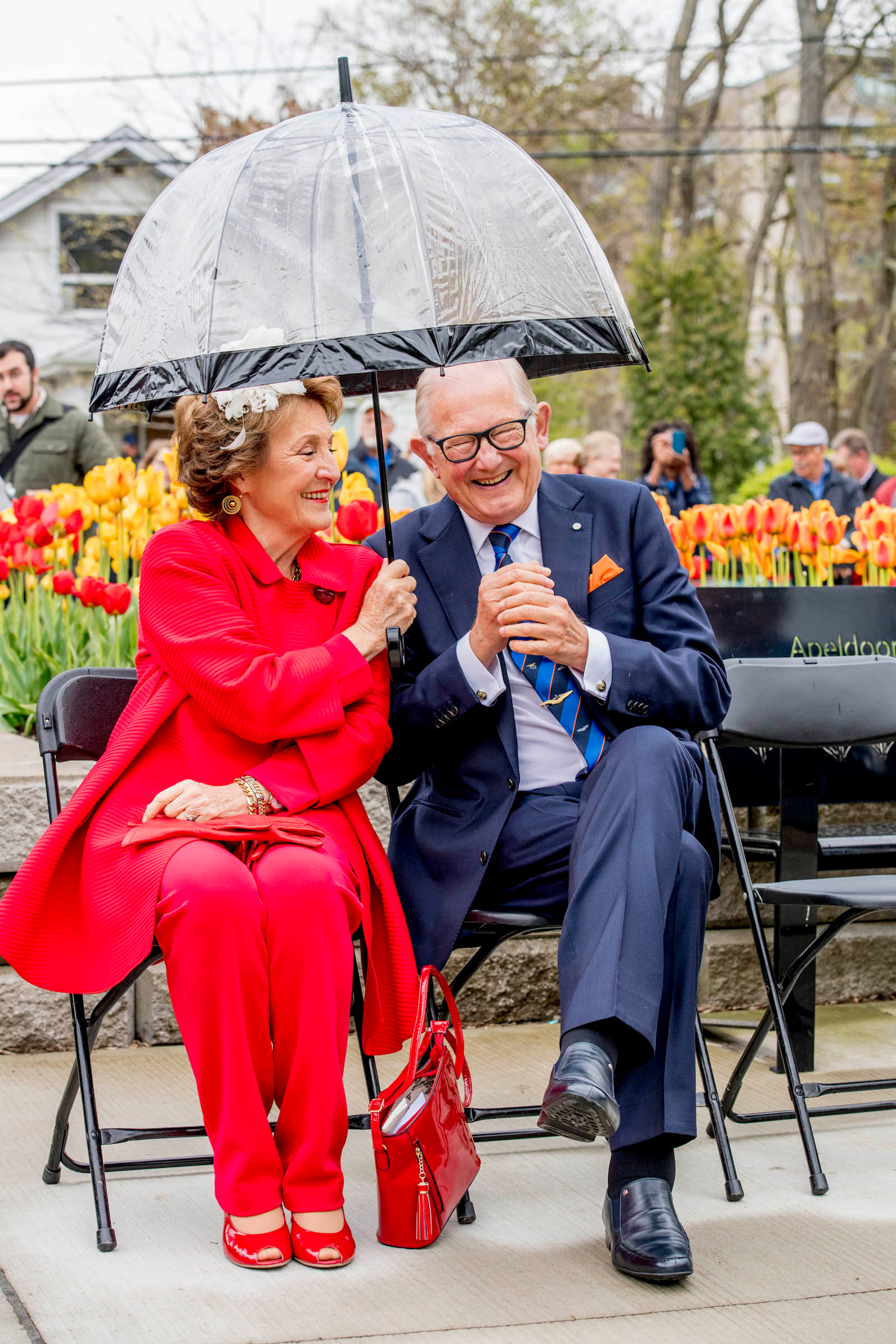 Prinses_Margriet_en_Pieter_in_de_regen.jpg