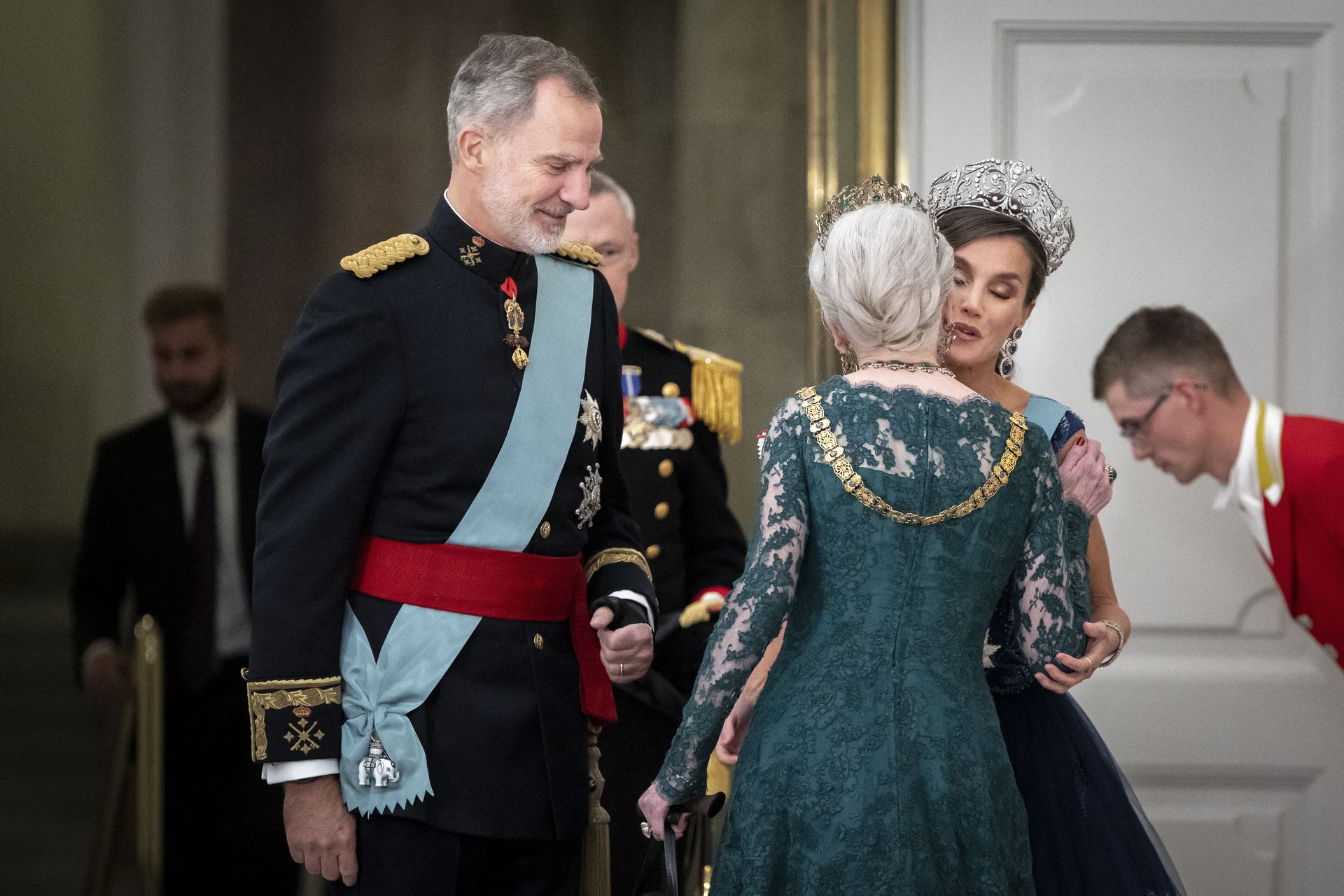 Koning Felipe en koningin Letizia begroeten koningin Margrethe