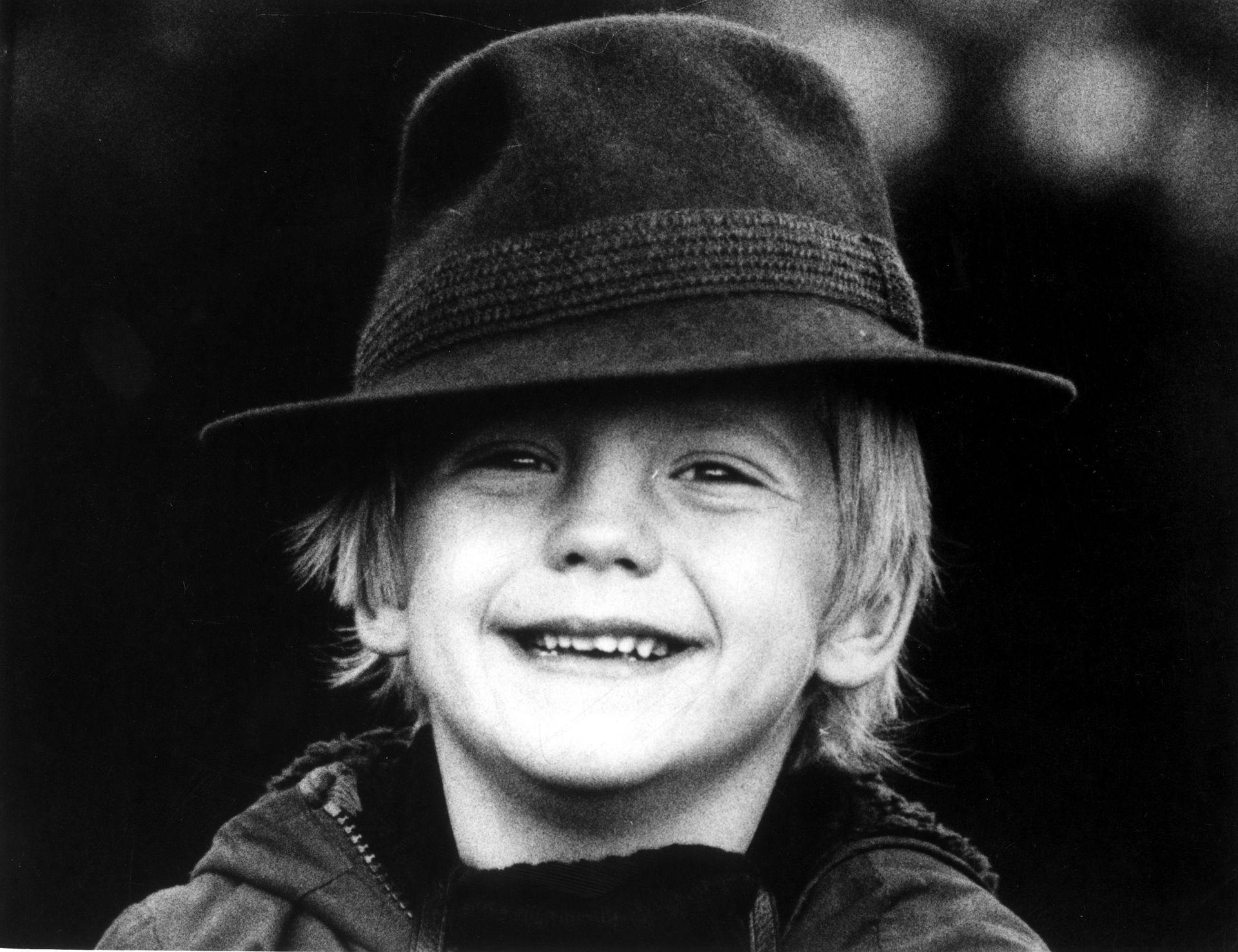 Op 22 maart 1978 wordt prins Pieter-Christiaan zes jaar oud. Deze vrolijke foto van de jarige prins is door zijn vader gemaakt.
