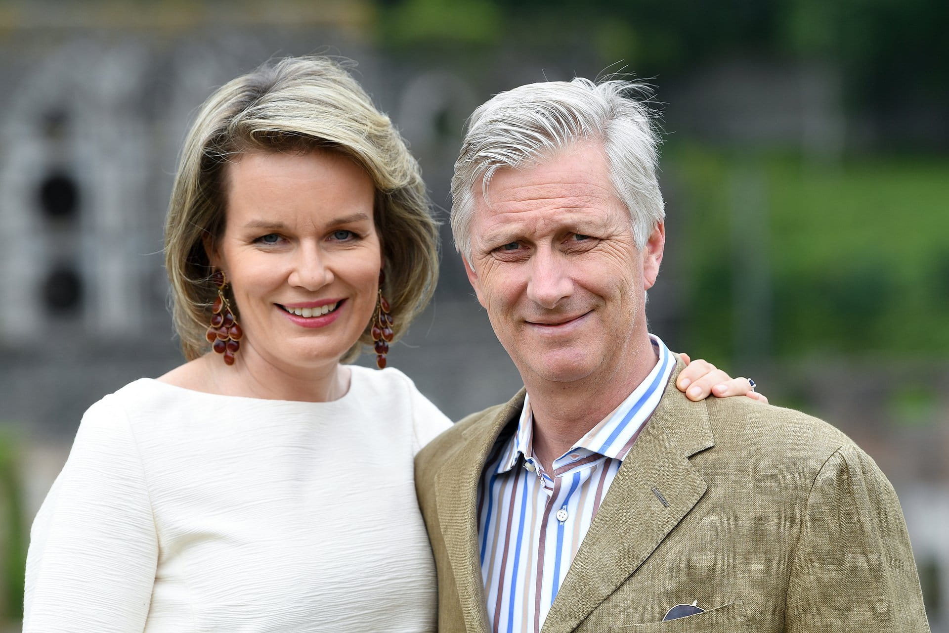 Filip en Mathilde poseren samen voor een portretfoto.