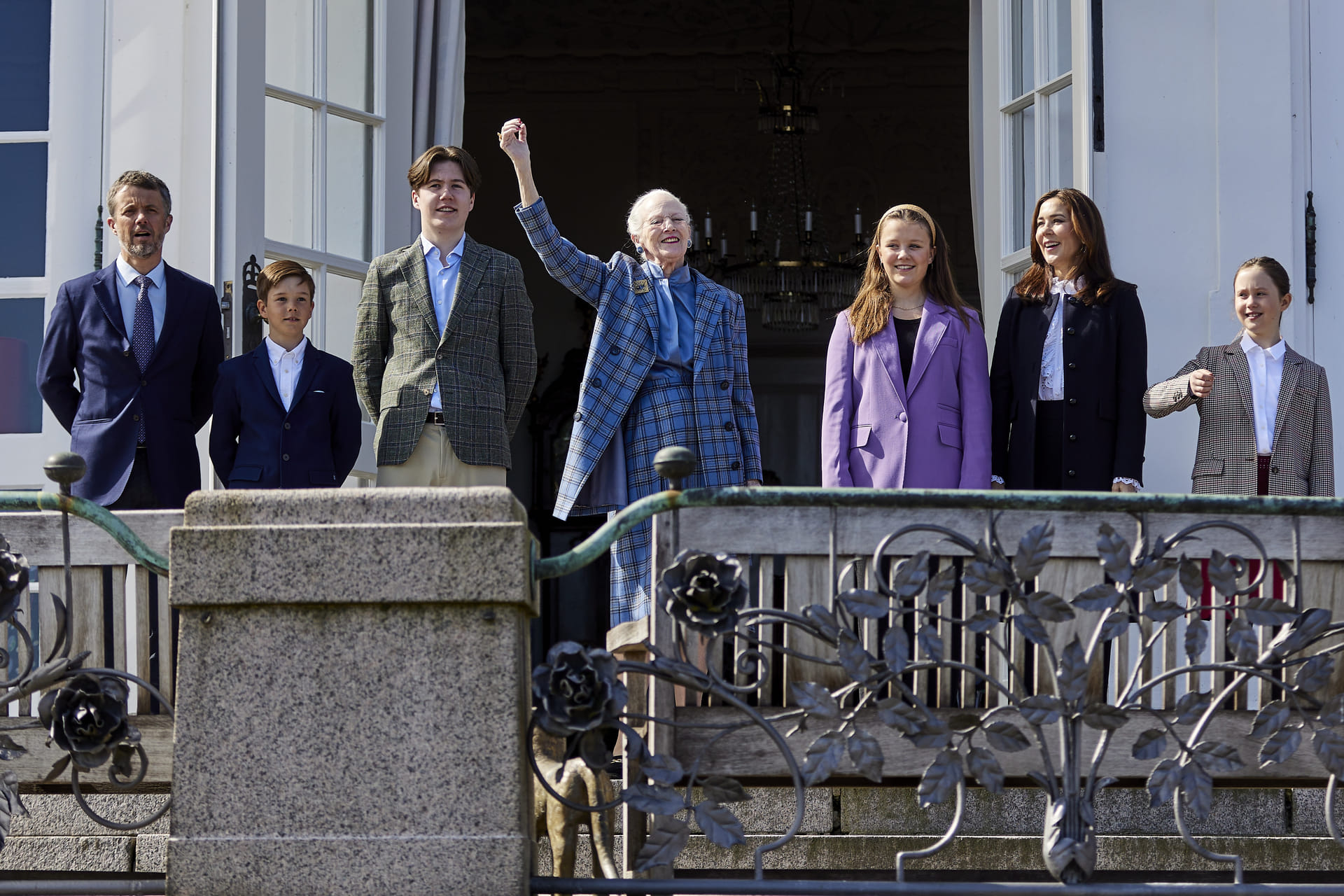 Koningin_Margrethe_met_familie_op_veranda