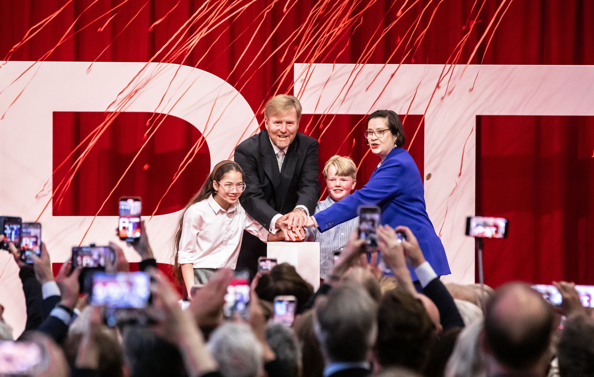 Koning Willem-Alexander en Annabelle Birnie, directeur H’ART Museum tijdens de opening van het H’ART Museum.