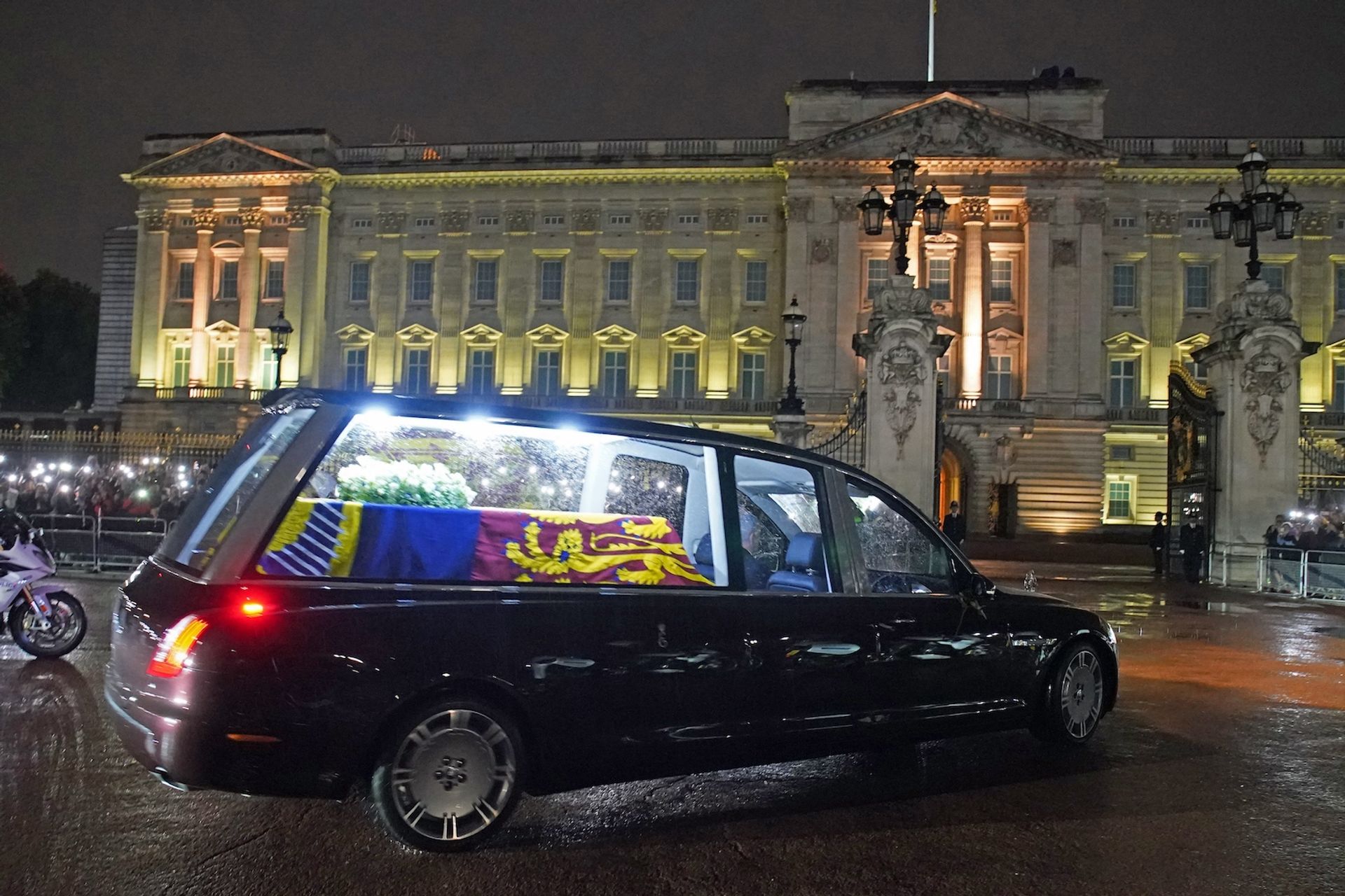 Aankomst-lijkauto-koningin-Elizabeth-Buckingham-Palace